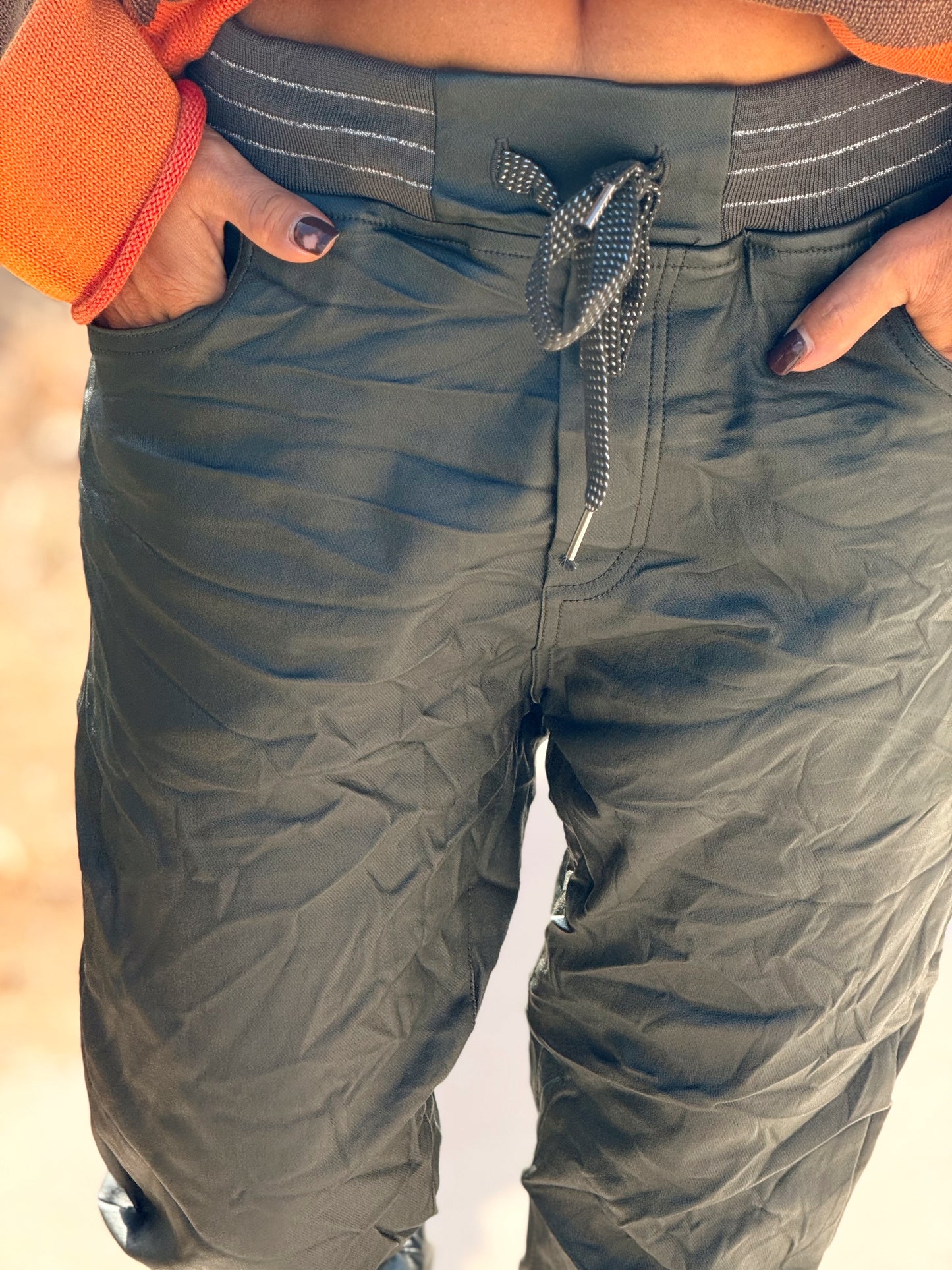 PANTALON CON GOMA ECOPIEL MULTICOLOR