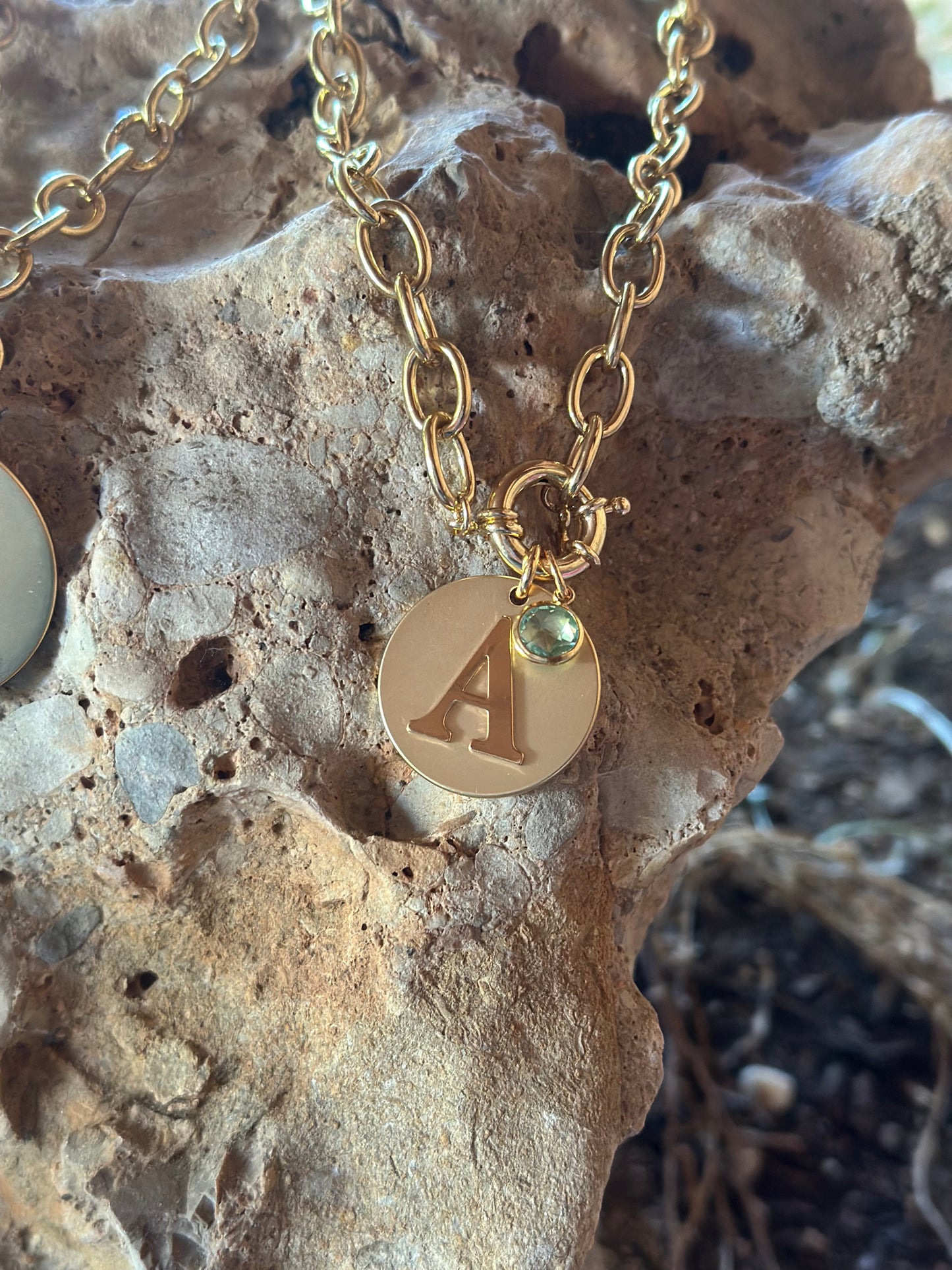 COLLAR CADENA CON LETRA Y BRILLANTE DORADO