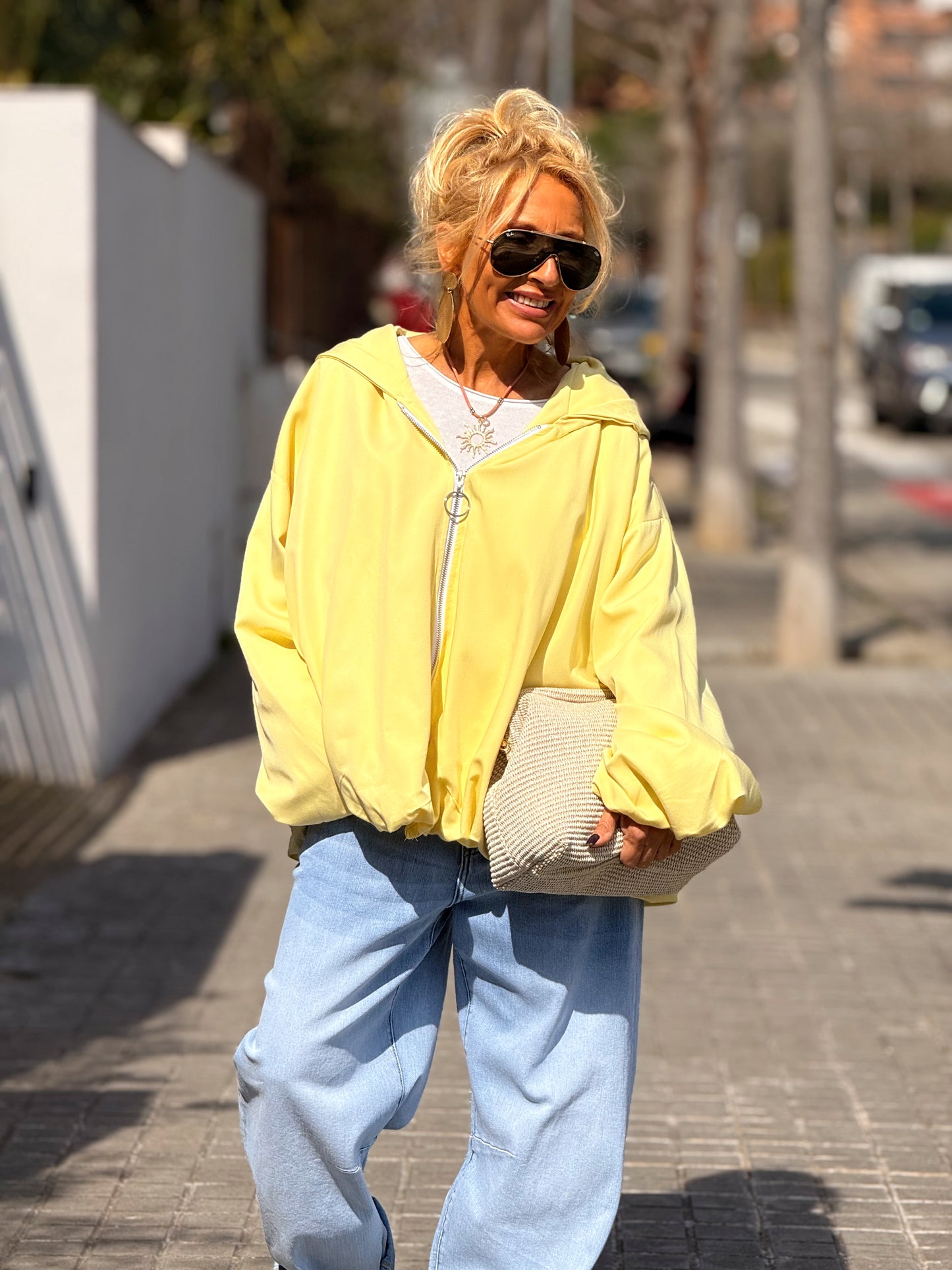TRENCH OVERSIZE CON CAPUCHA MULTICOLOR