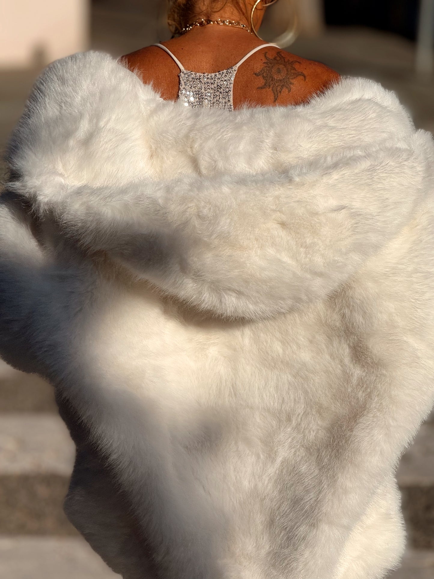 CHAQUETA CON CAPUCHA PELO SINTÉTICO MULTICOLOR