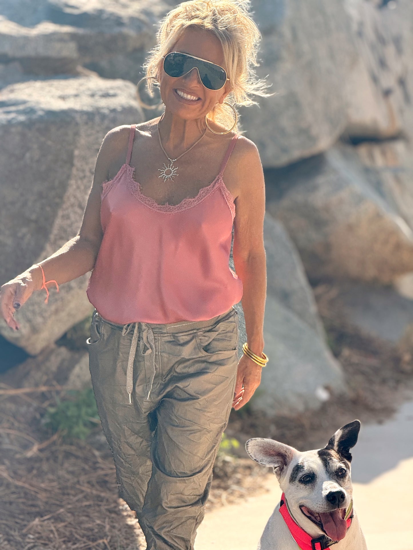 PANTALON CON GOMA ECOPIEL MULTICOLOR