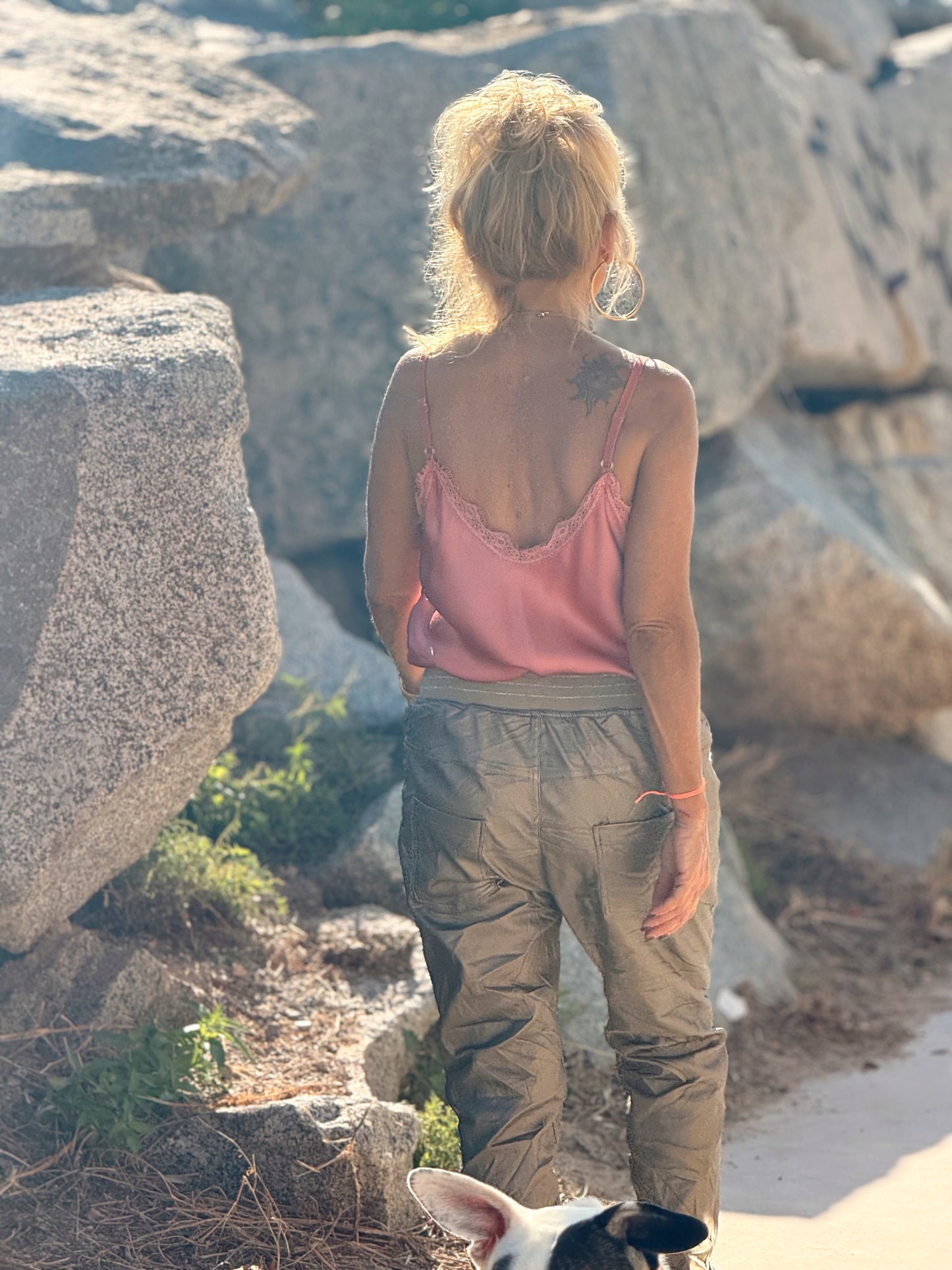 PANTALON CON GOMA ECOPIEL MULTICOLOR