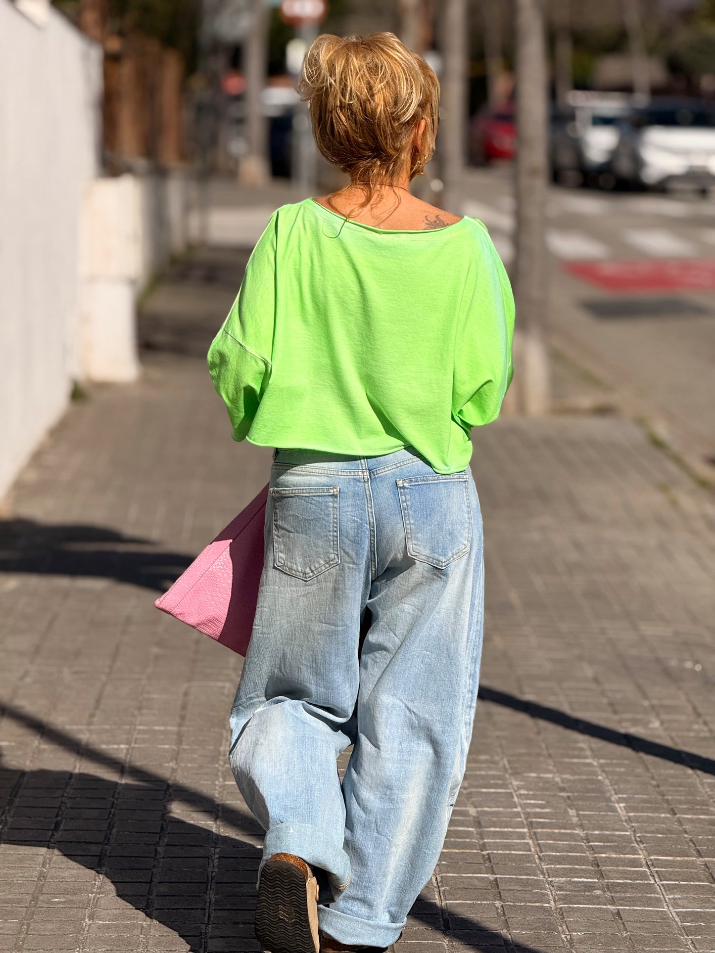 CAMISETA CORTA LETRAS CON AGUJEROS MULTICOLOR