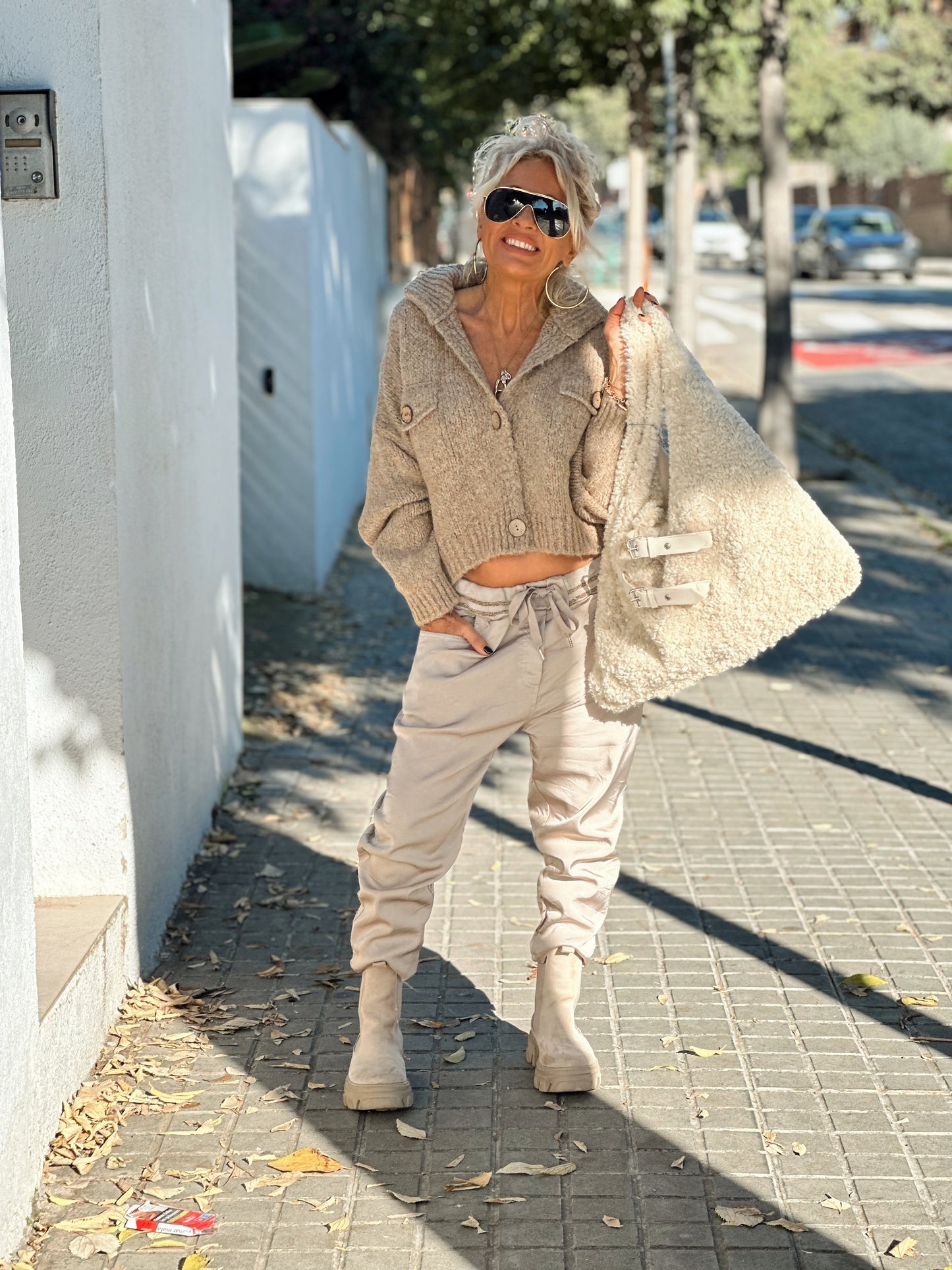 PANTALON CON CORDÓN DORADO SATINADO BEIGE