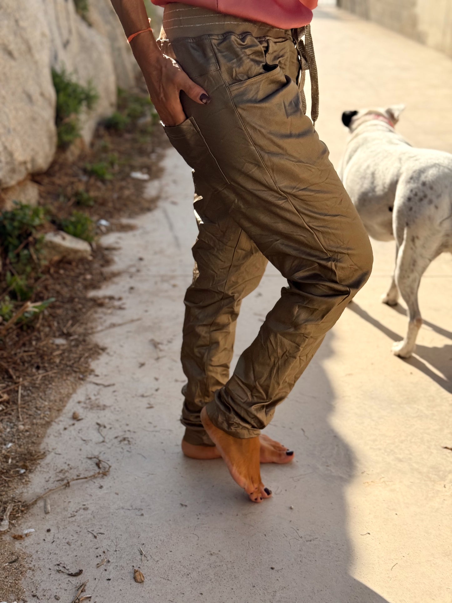 PANTALON CON GOMA ECOPIEL MULTICOLOR