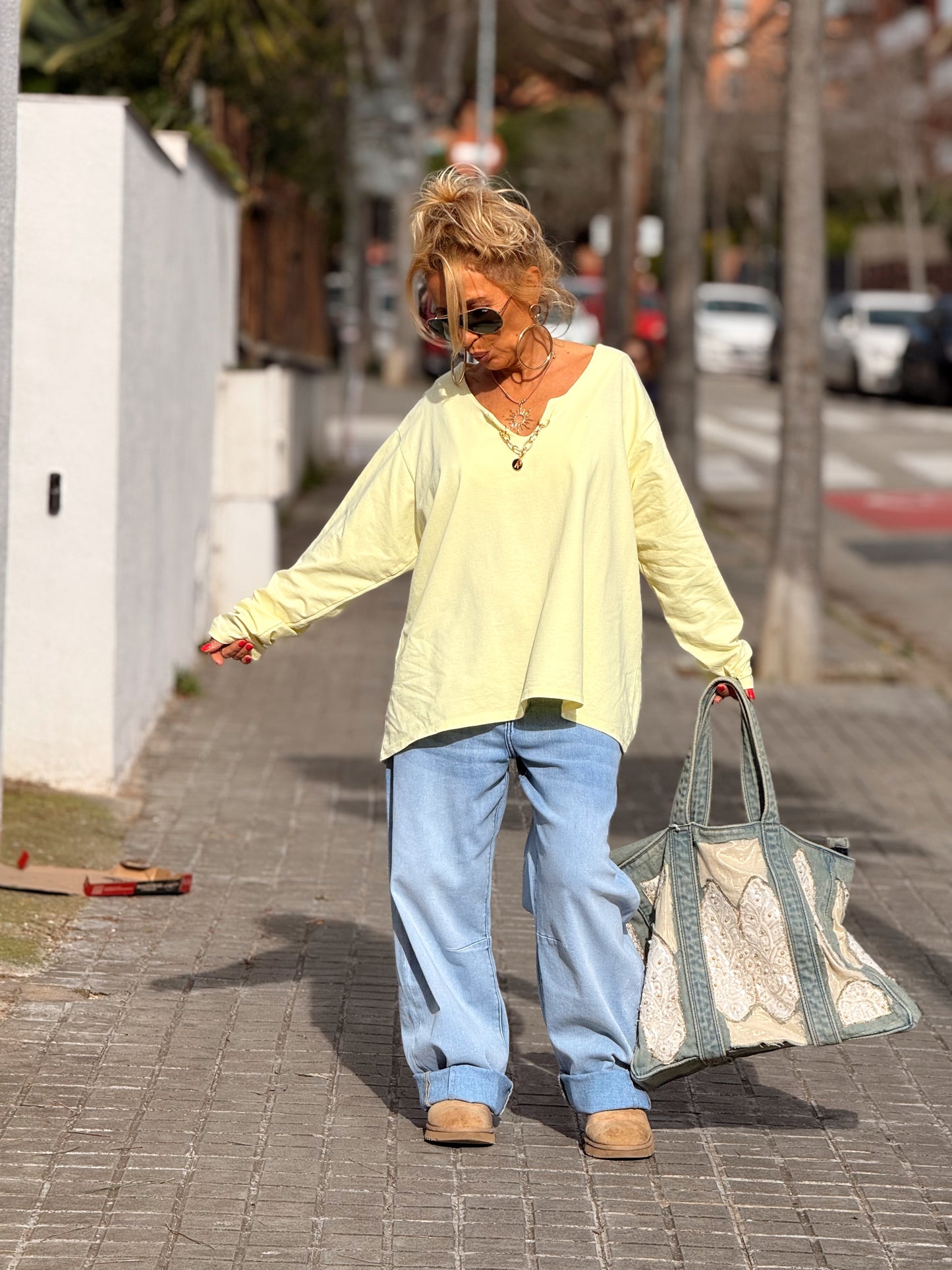 SUDADERA OVERSIZE CON CADENA LETRA CON BRILLANTE BRIGITTE MULTICOLOR