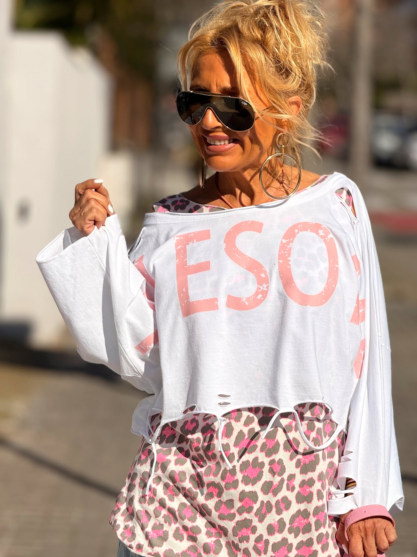 CAMISETA CORTA LETRAS CON AGUJEROS MULTICOLOR