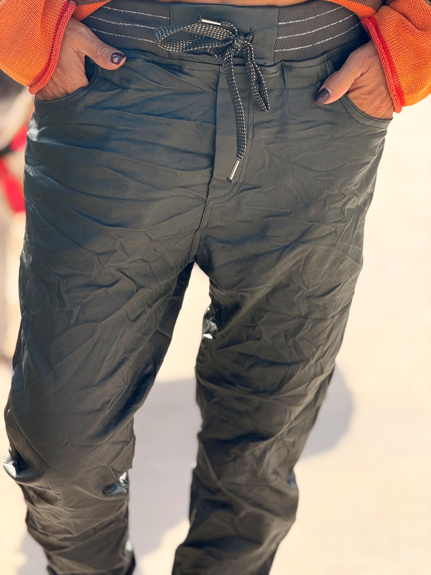 PANTALON CON GOMA ECOPIEL MULTICOLOR