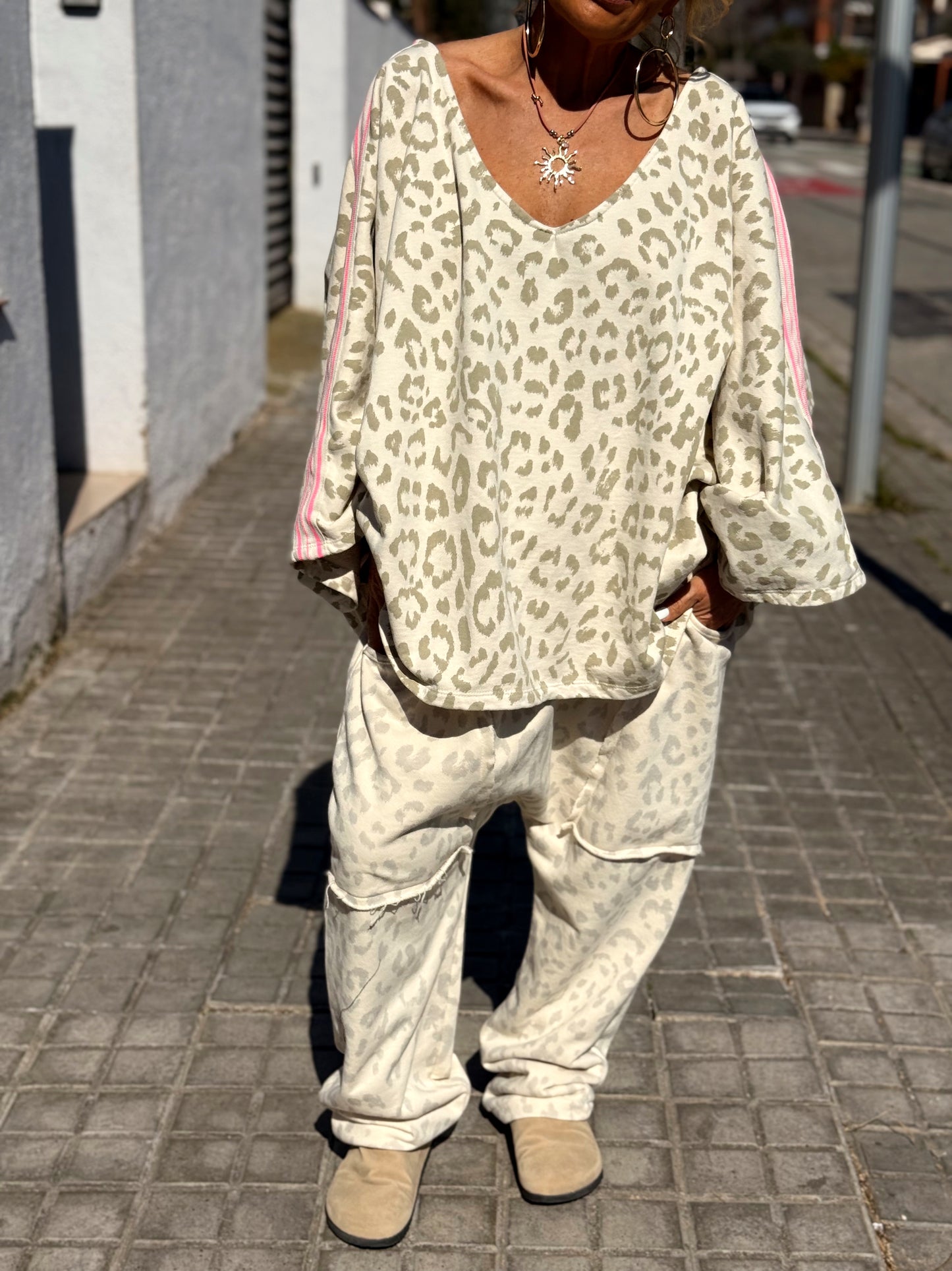 SUDADERA OVERSIZE CON LATERAL ROSA ANIMAL PRINT BEIGE