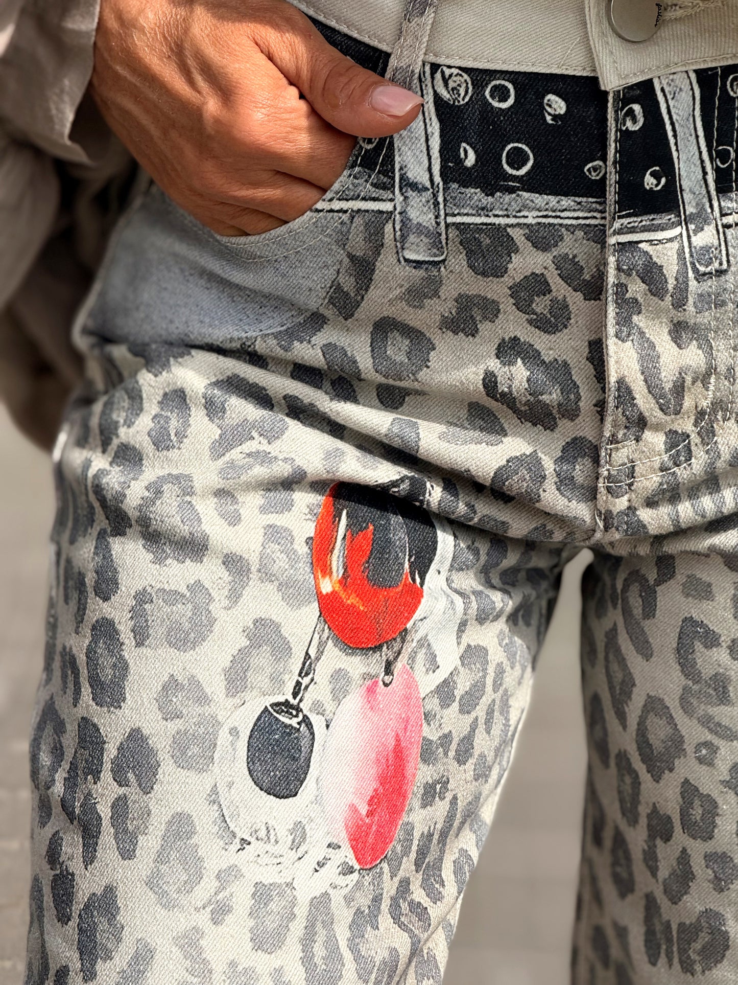 JEANS ESTAMPADO ANIMAL PRINT CRUDO
