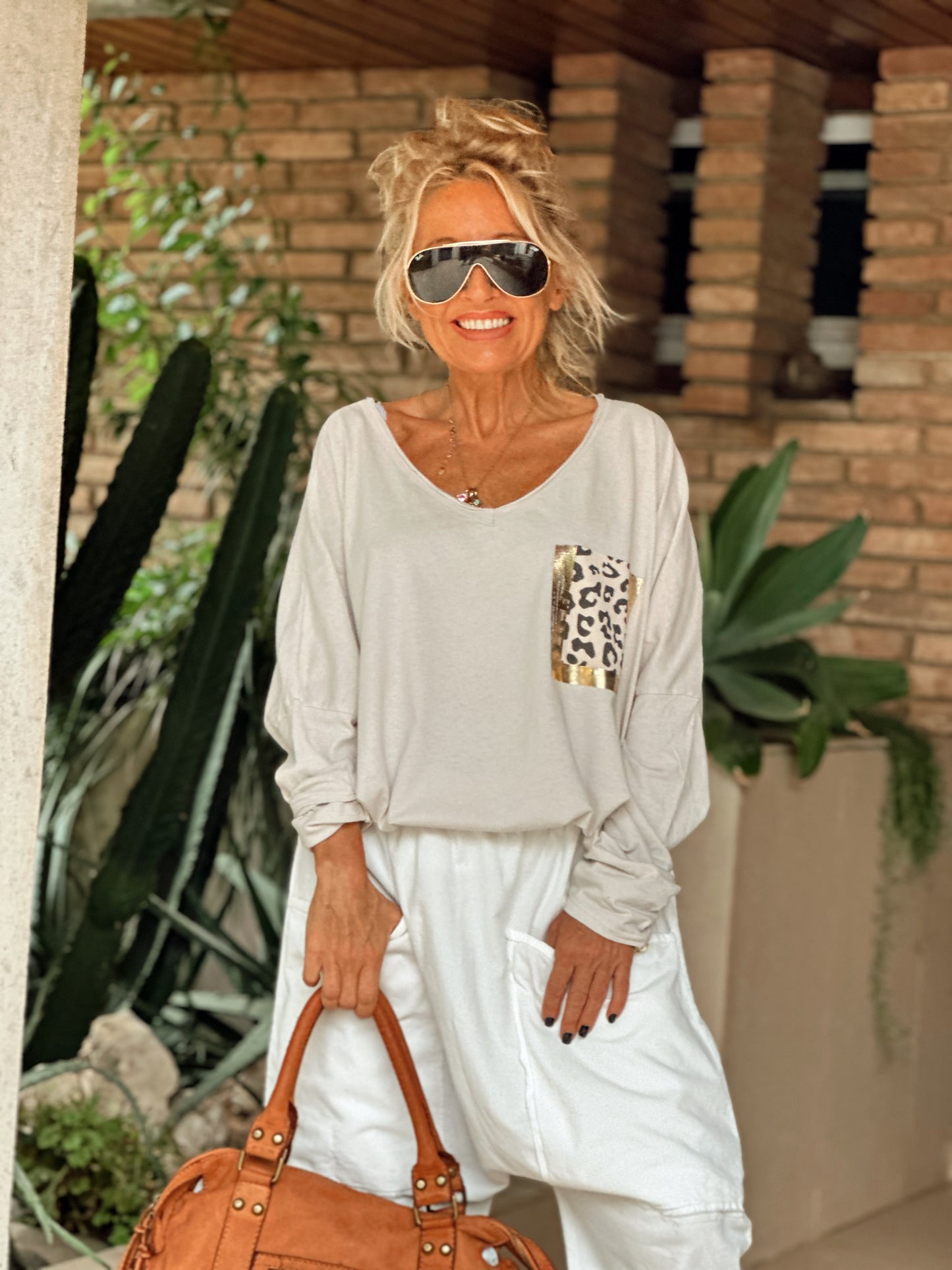 CAMISETA OVERSIZE CON BOLSILLO ANIMAL PRINT BEIGE