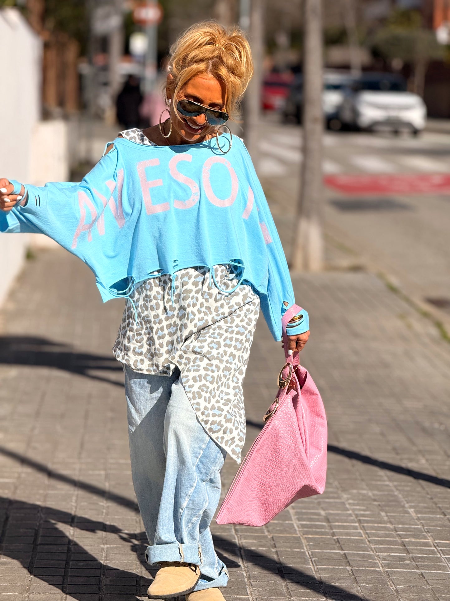 CAMISETA CORTA LETRAS CON AGUJEROS MULTICOLOR