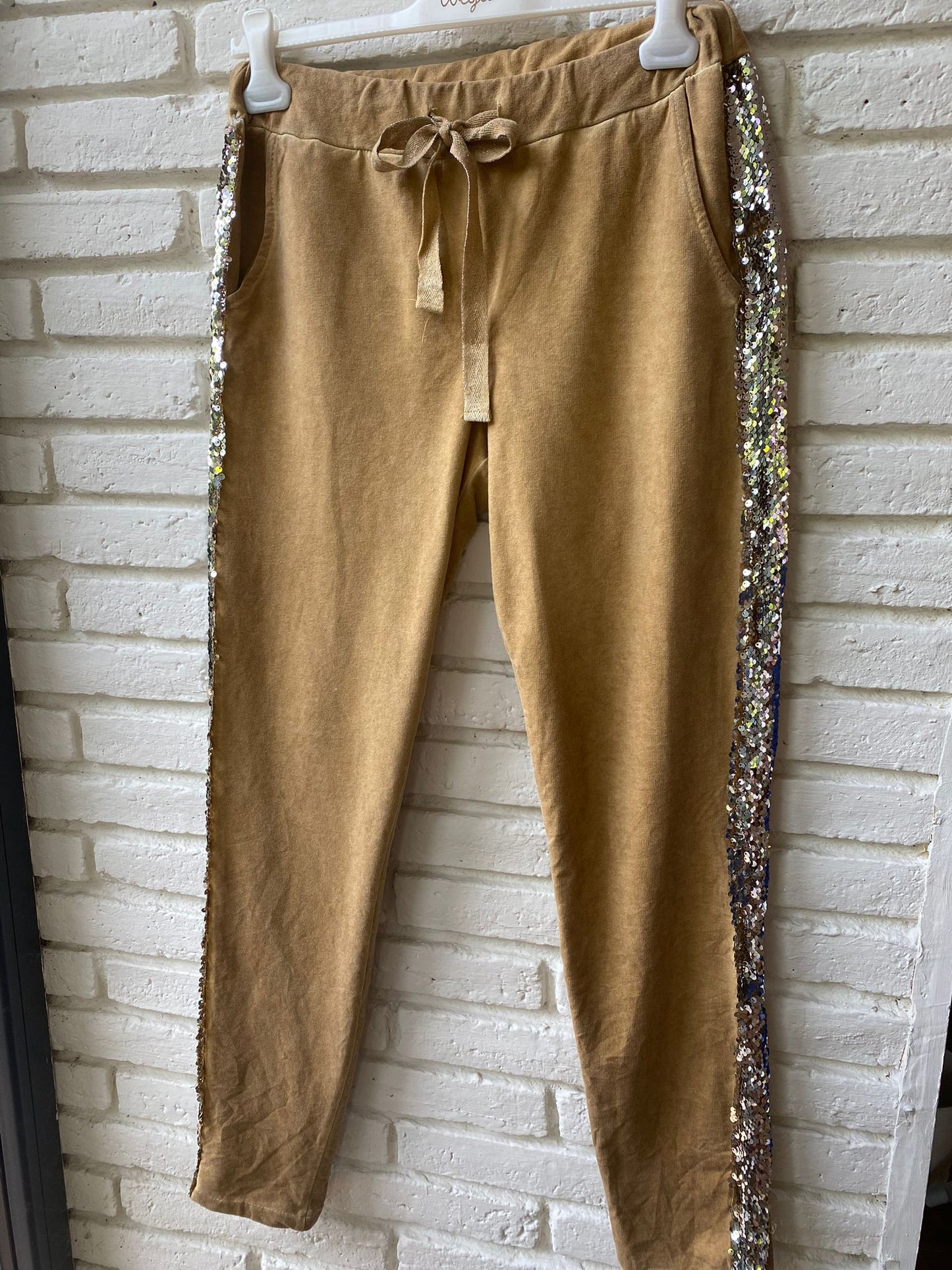 PANTALON CON BANDA BRILLANTE MOSTAZA
