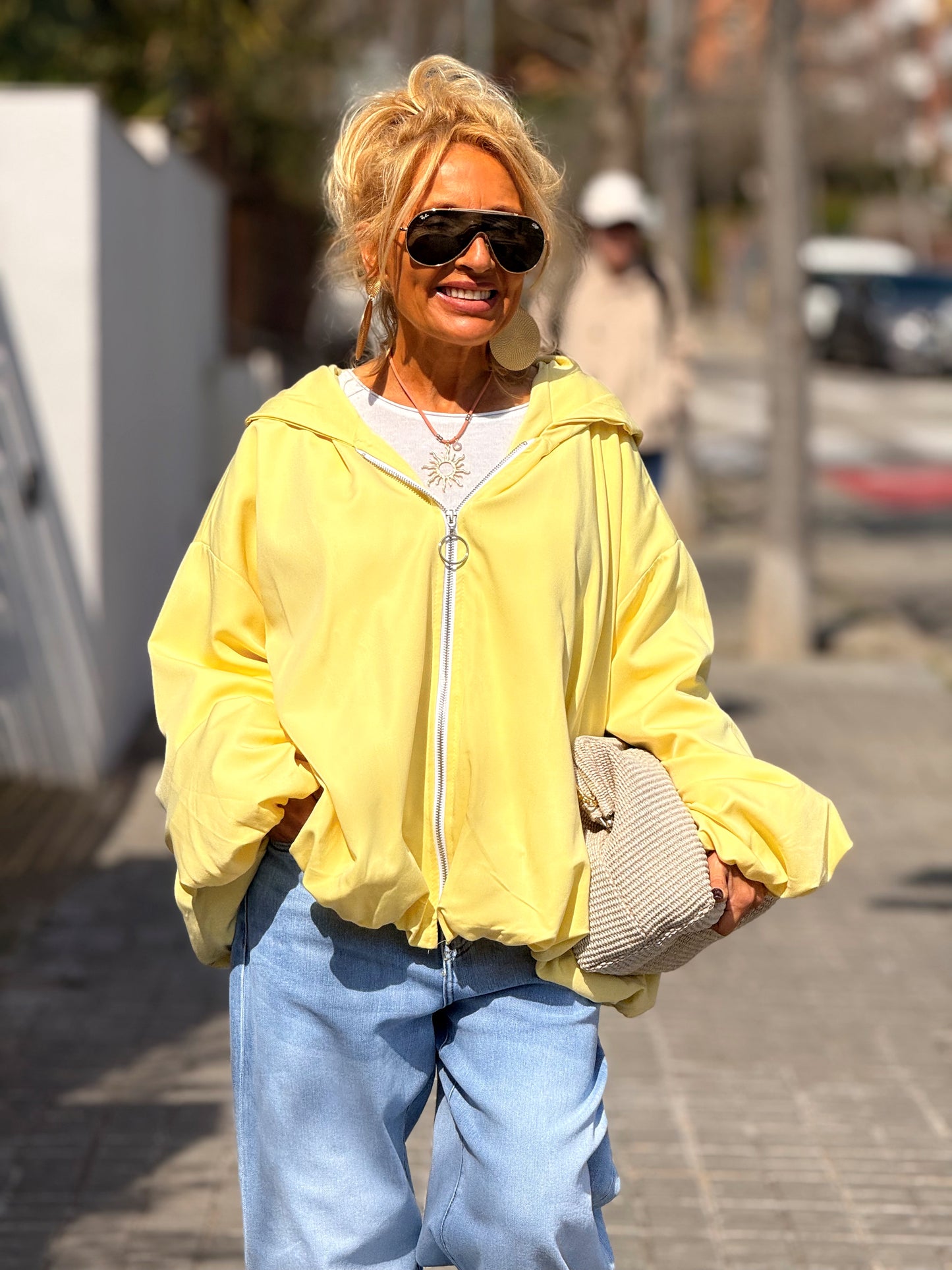 TRENCH OVERSIZE CON CAPUCHA MULTICOLOR