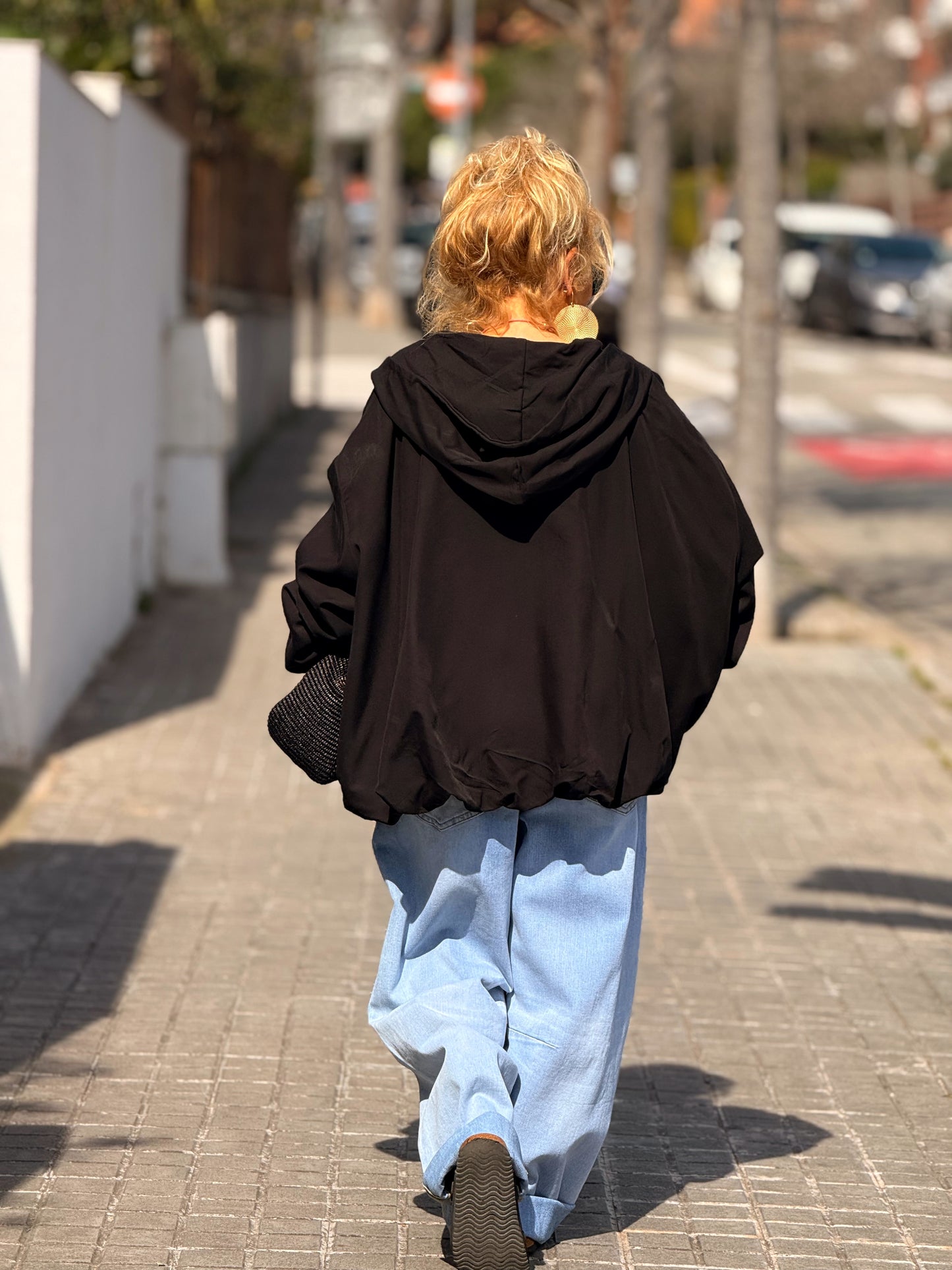 TRENCH OVERSIZE CON CAPUCHA MULTICOLOR