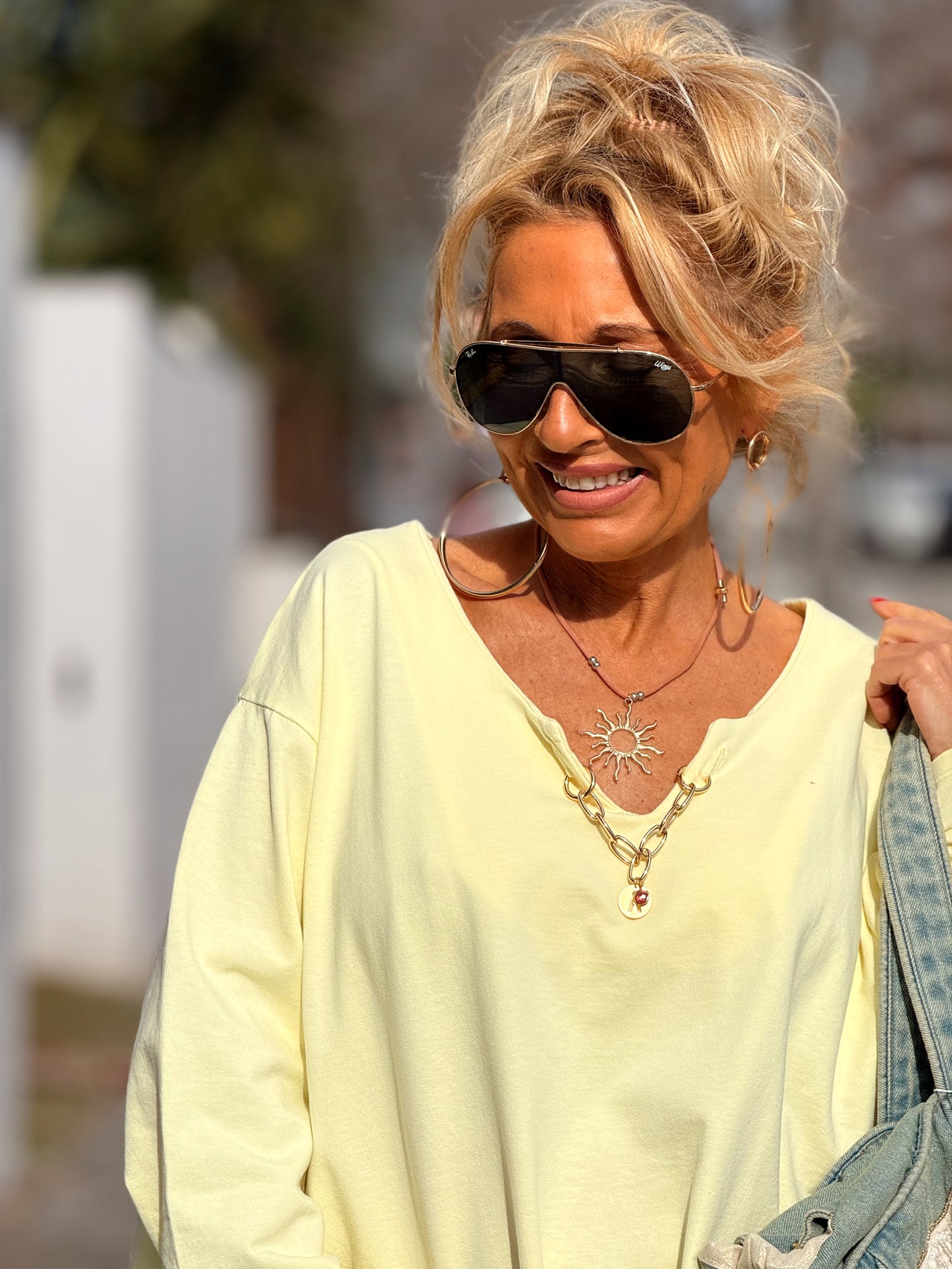 SUDADERA OVERSIZE CON CADENA LETRA CON BRILLANTE BRIGITTE MULTICOLOR