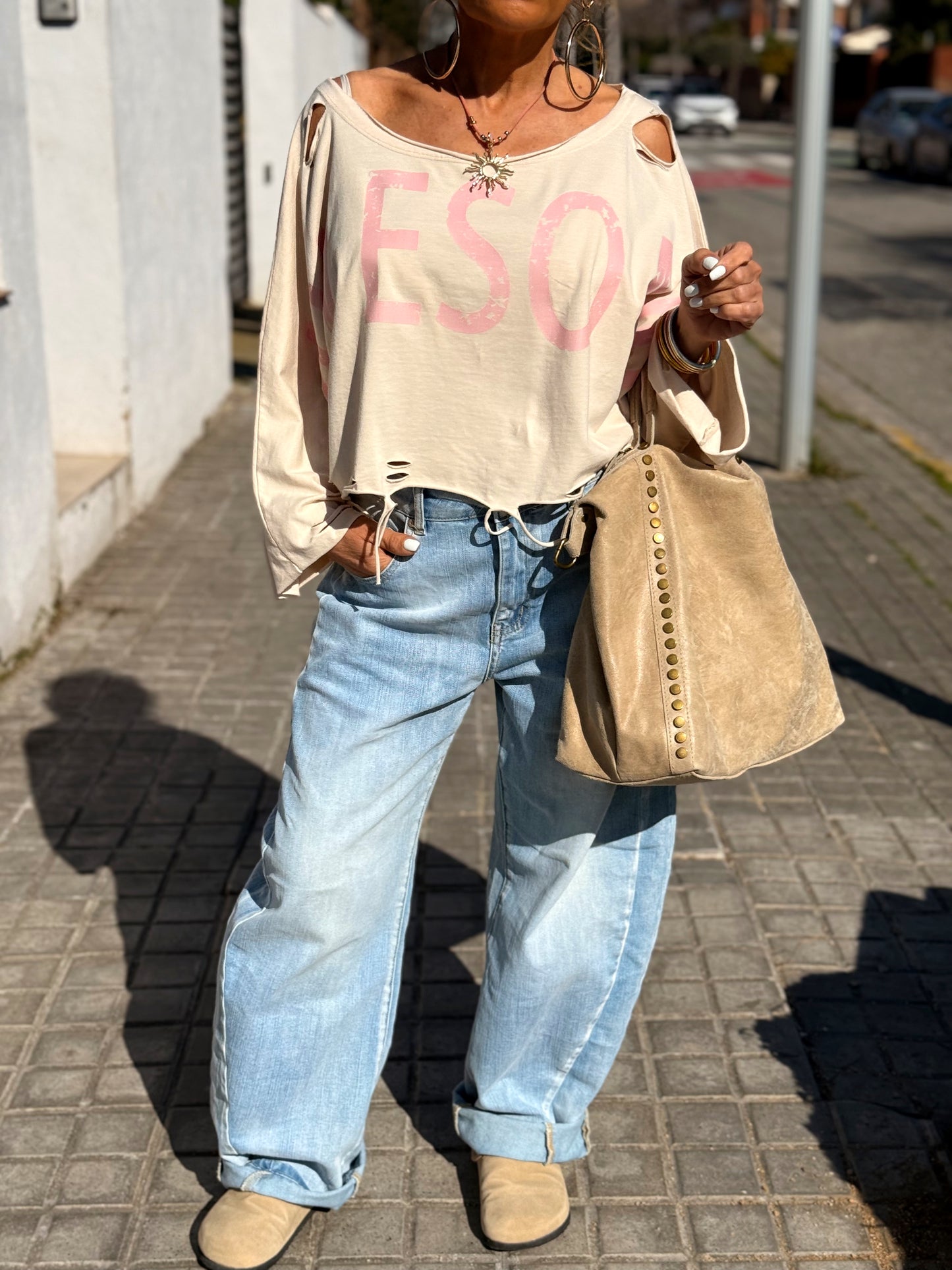 CAMISETA CORTA LETRAS CON AGUJEROS MULTICOLOR