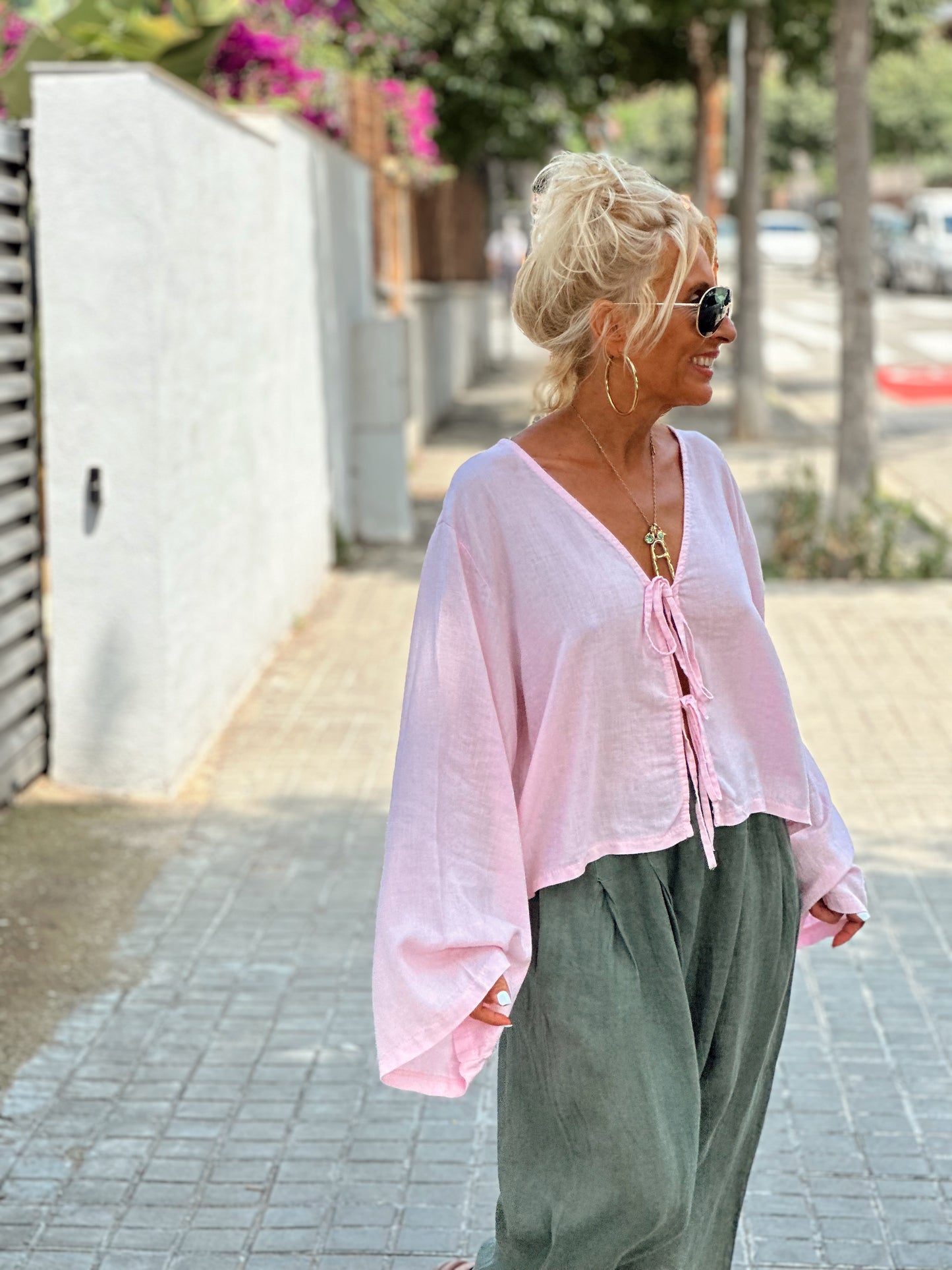 BLUSA CON LAZOS ROSA