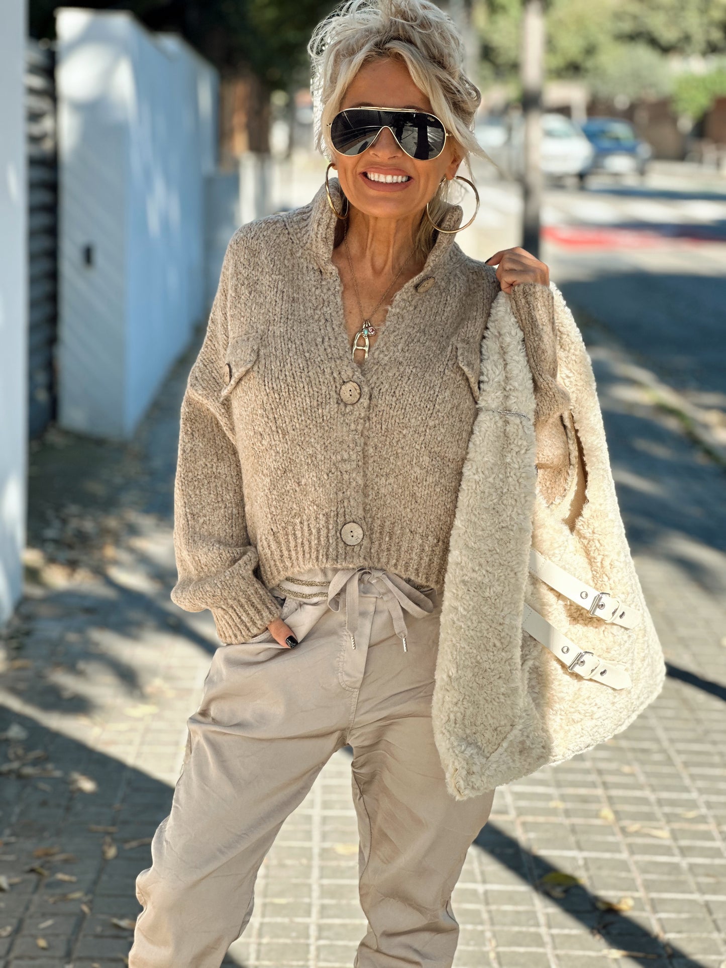 CHAQUETA DE PUNTO CROP-TOP BEIGE