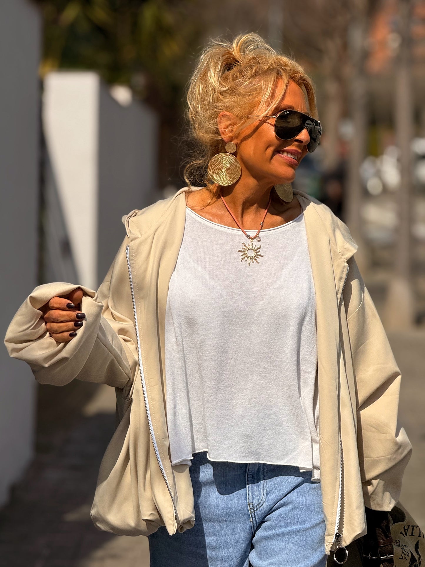 TRENCH OVERSIZE CON CAPUCHA MULTICOLOR