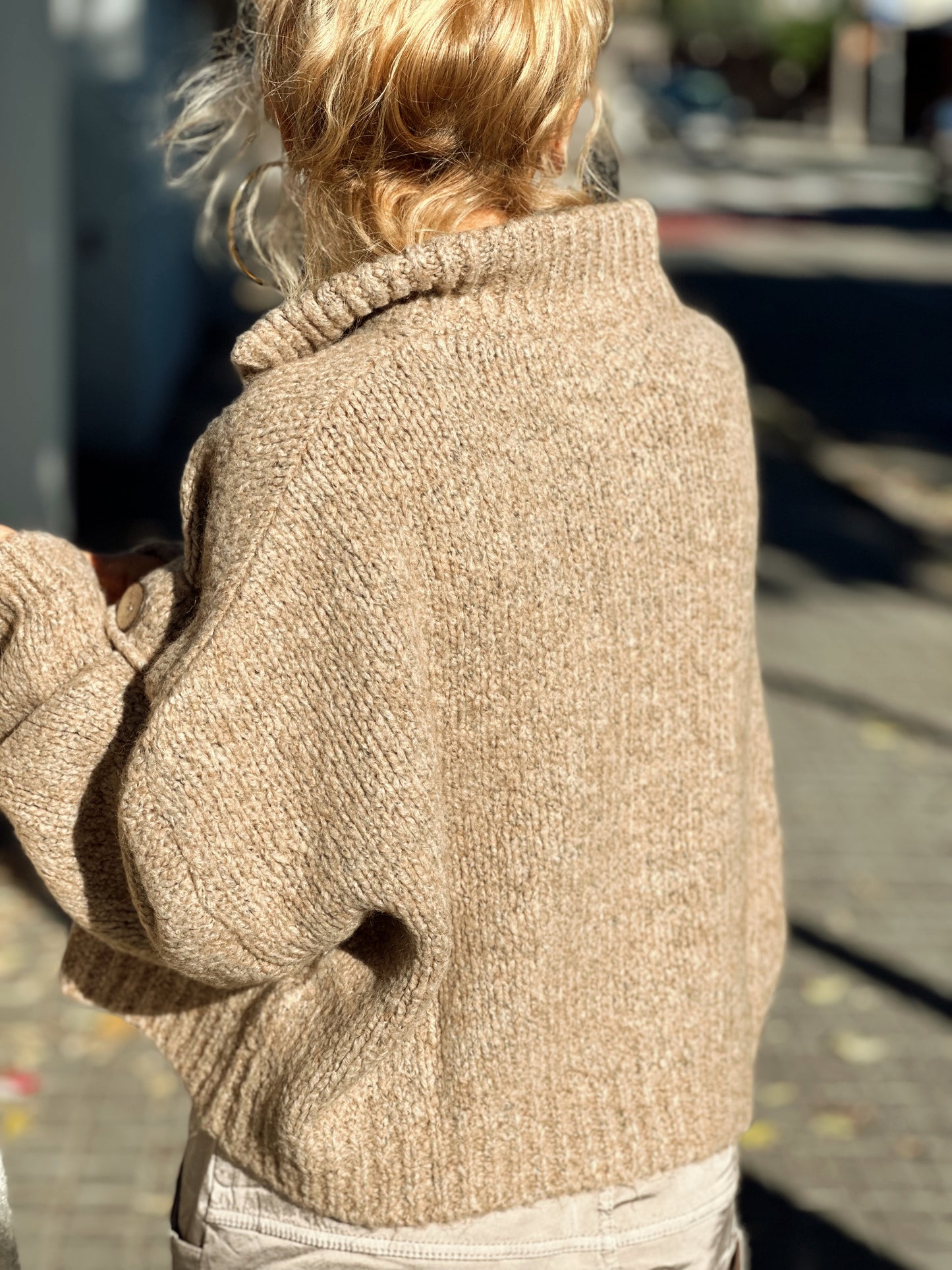 CHAQUETA DE PUNTO CROP-TOP BEIGE