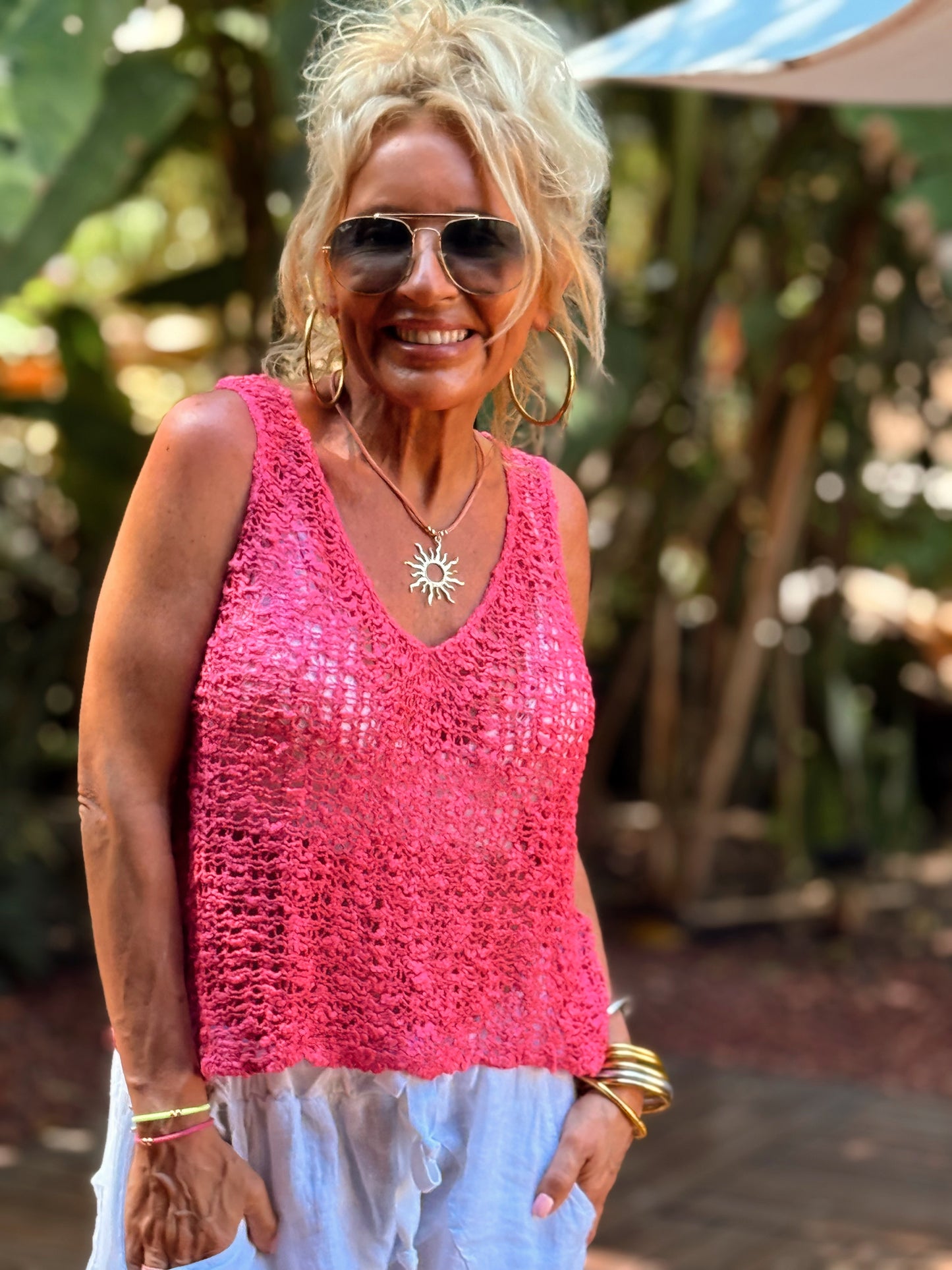 TOP AGUJEROS LUISA FUCSIA