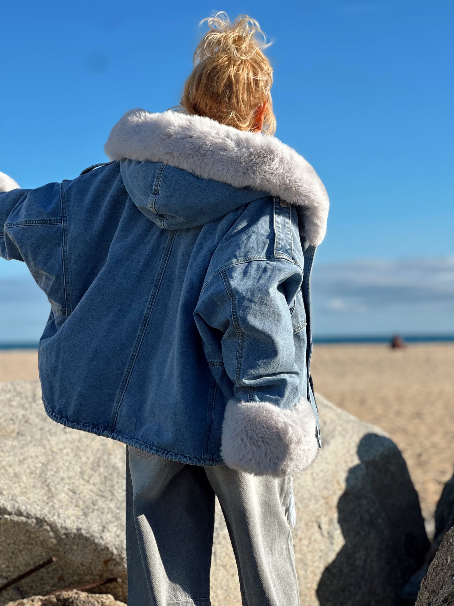 CHAQUETA VAQUEROS FORRADA PELO SINTÉTICO CON CAPUCHA MARTA TEJANO-GRIS