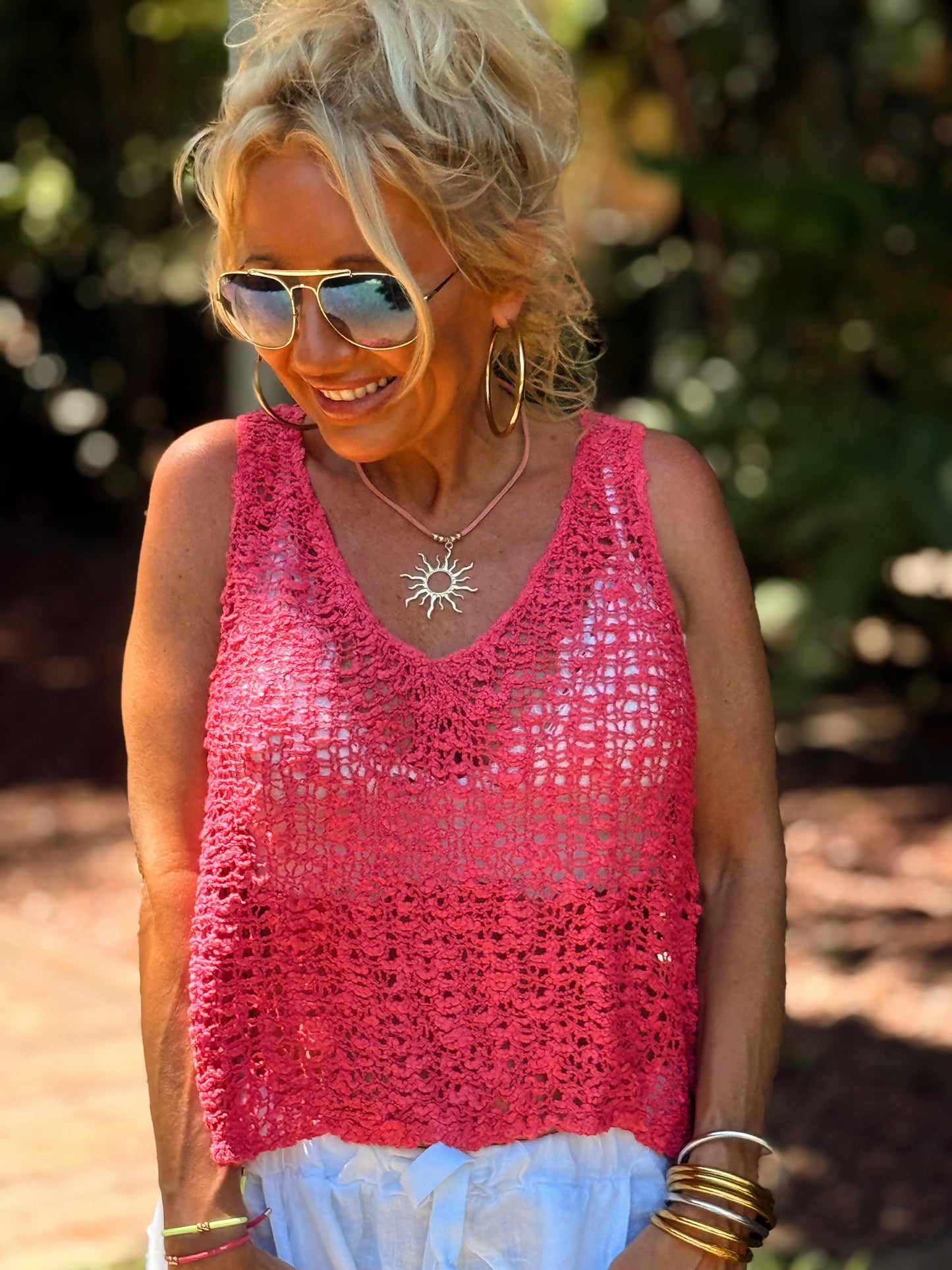 TOP AGUJEROS LUISA FUCSIA