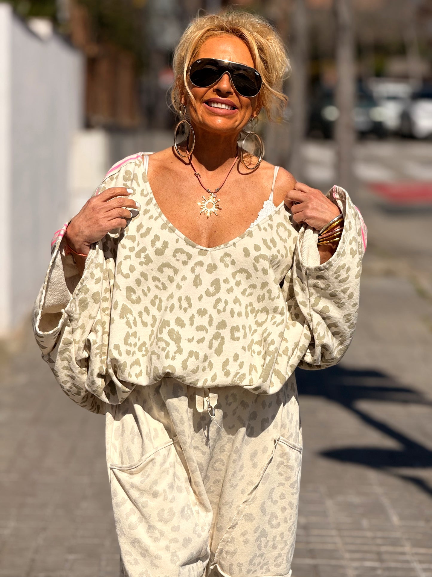 SUDADERA OVERSIZE CON LATERAL ROSA ANIMAL PRINT BEIGE