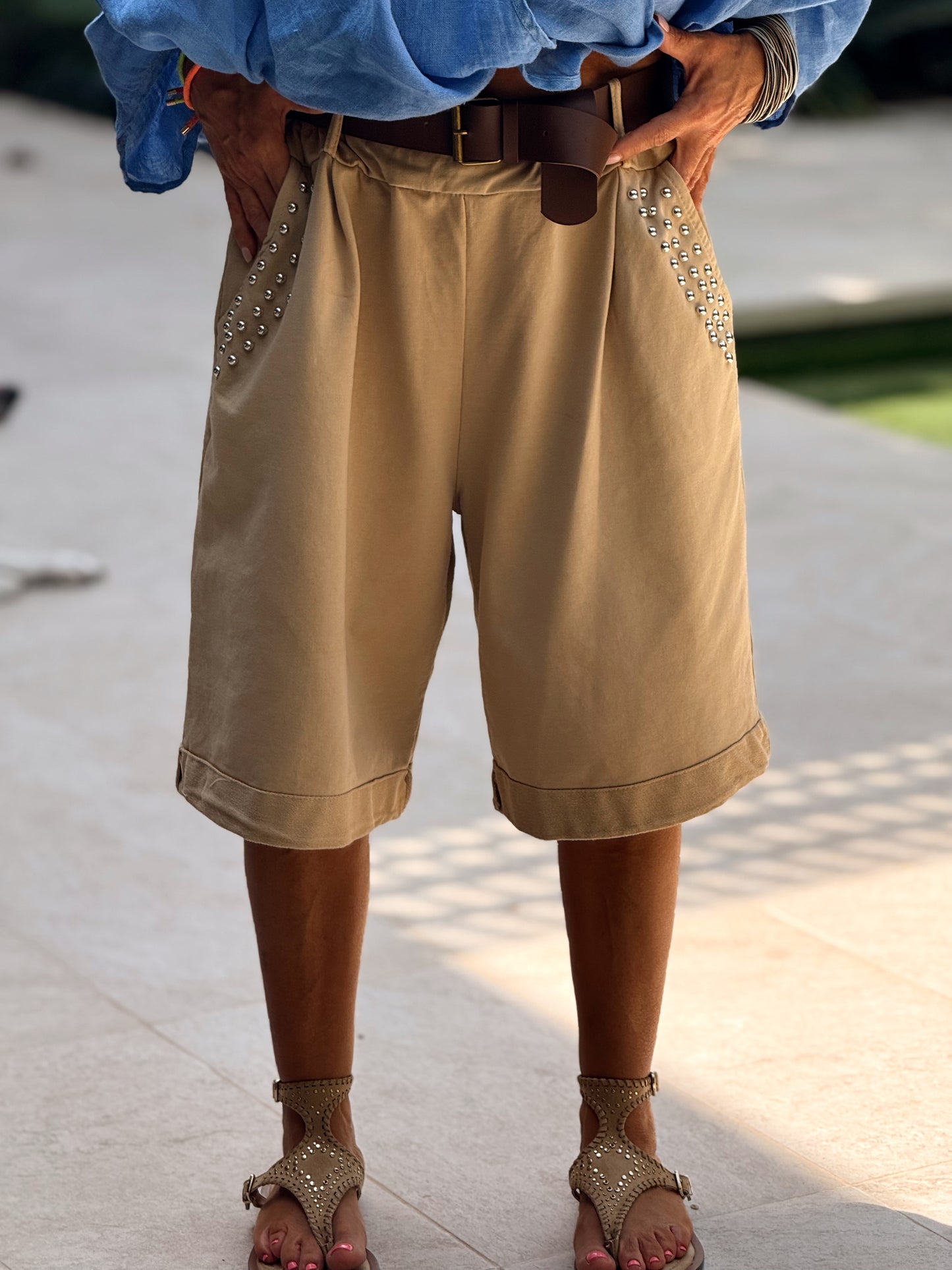 BERMUDA TACHAS CON CINTURÓN CAMEL