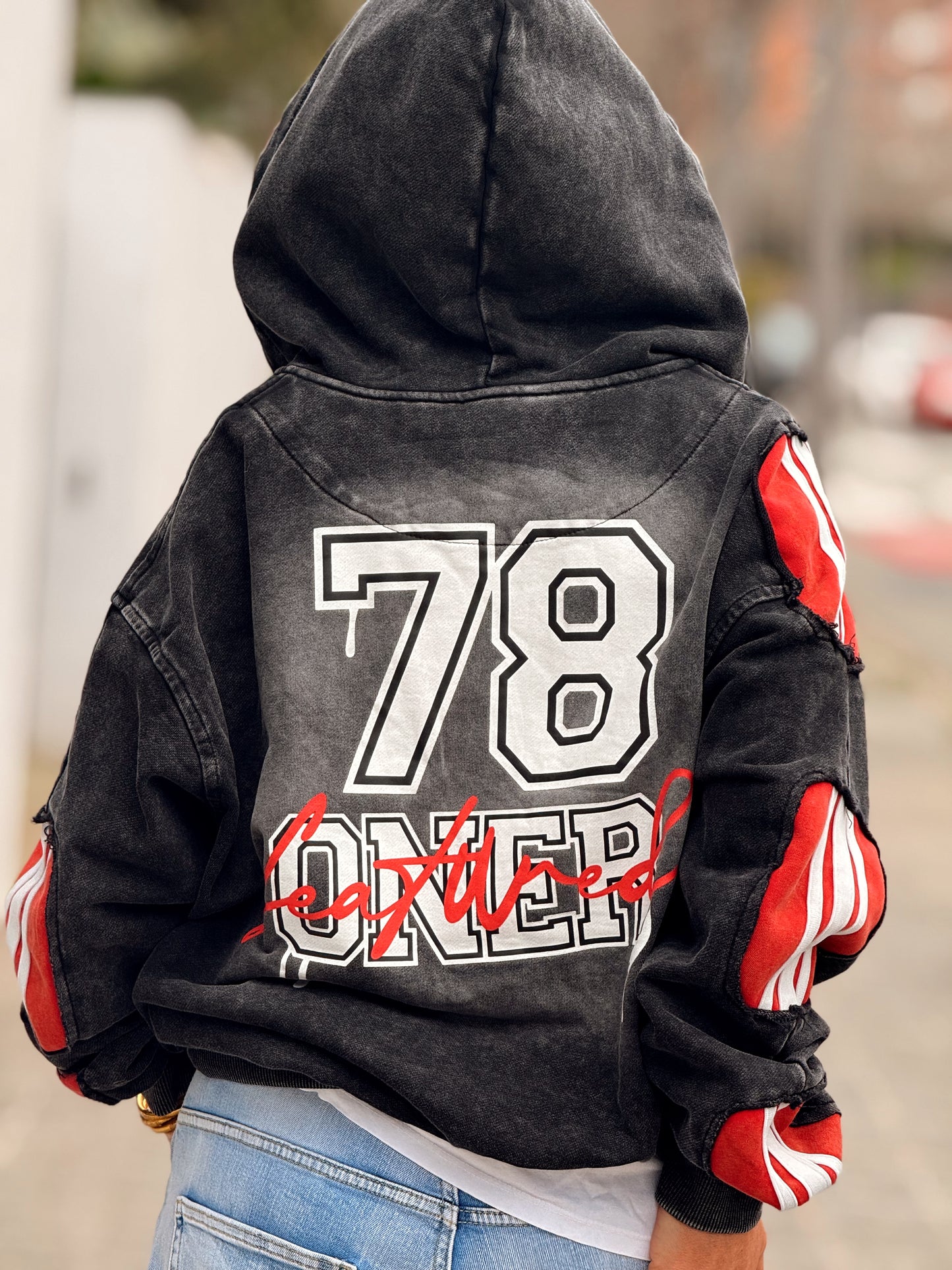 CHAQUETA CON CAPUCHA 78’ GRIS