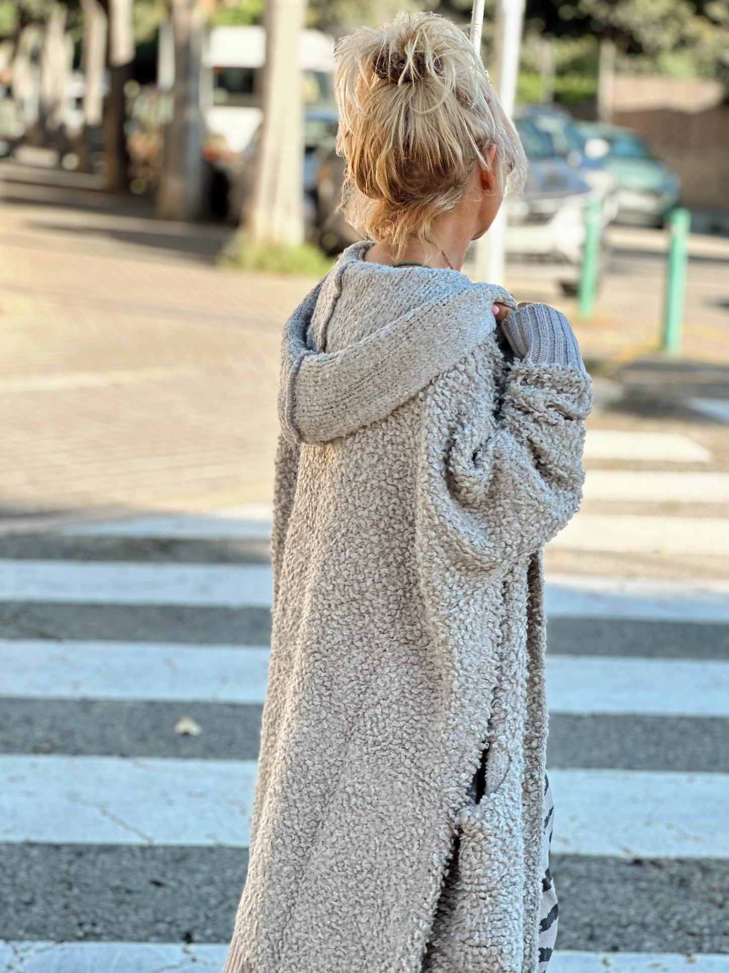 CHAQUETA DE PUNTO CON CAPUCHA BEIGE