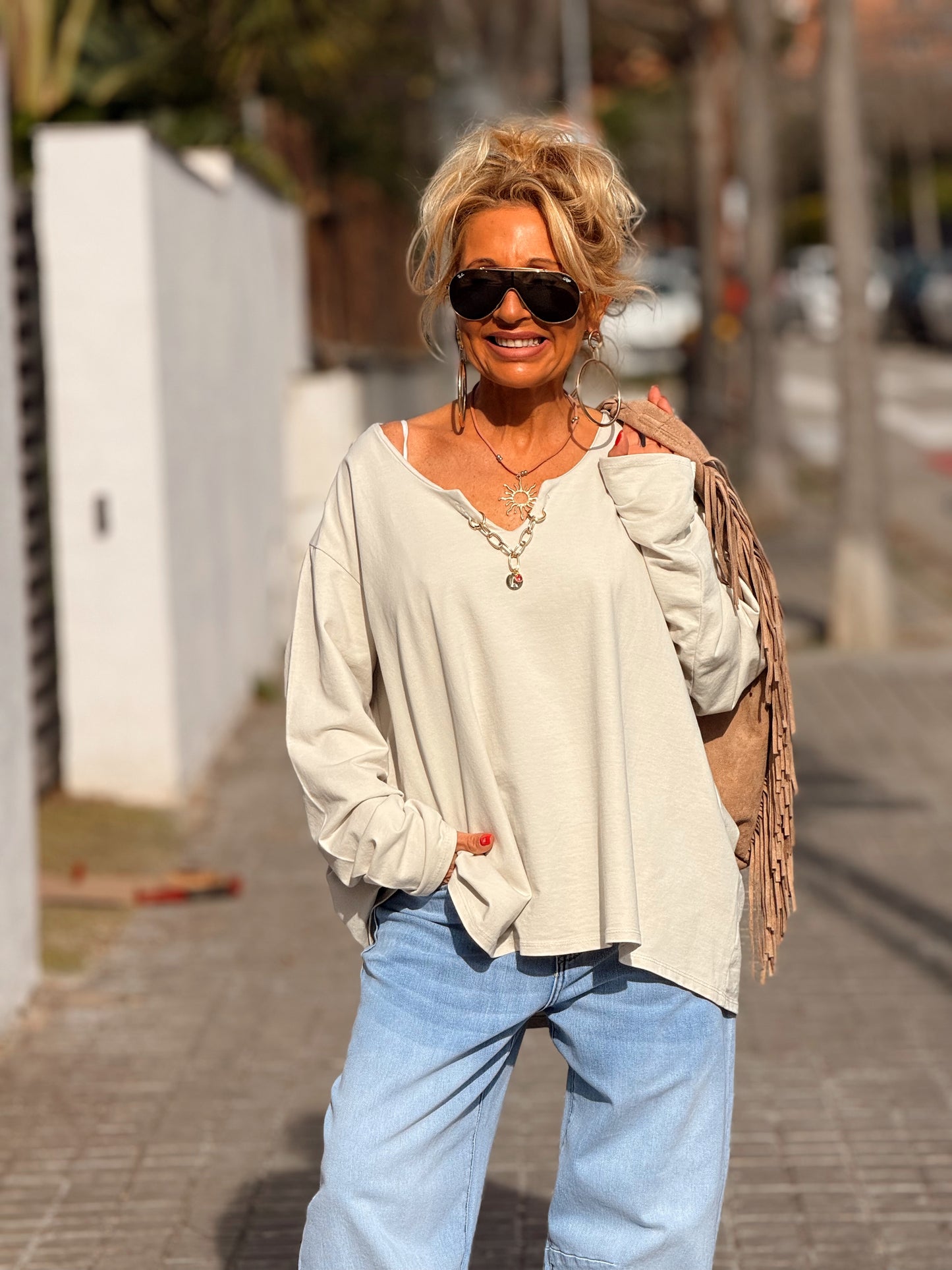 SUDADERA OVERSIZE CON CADENA LETRA CON BRILLANTE BRIGITTE MULTICOLOR