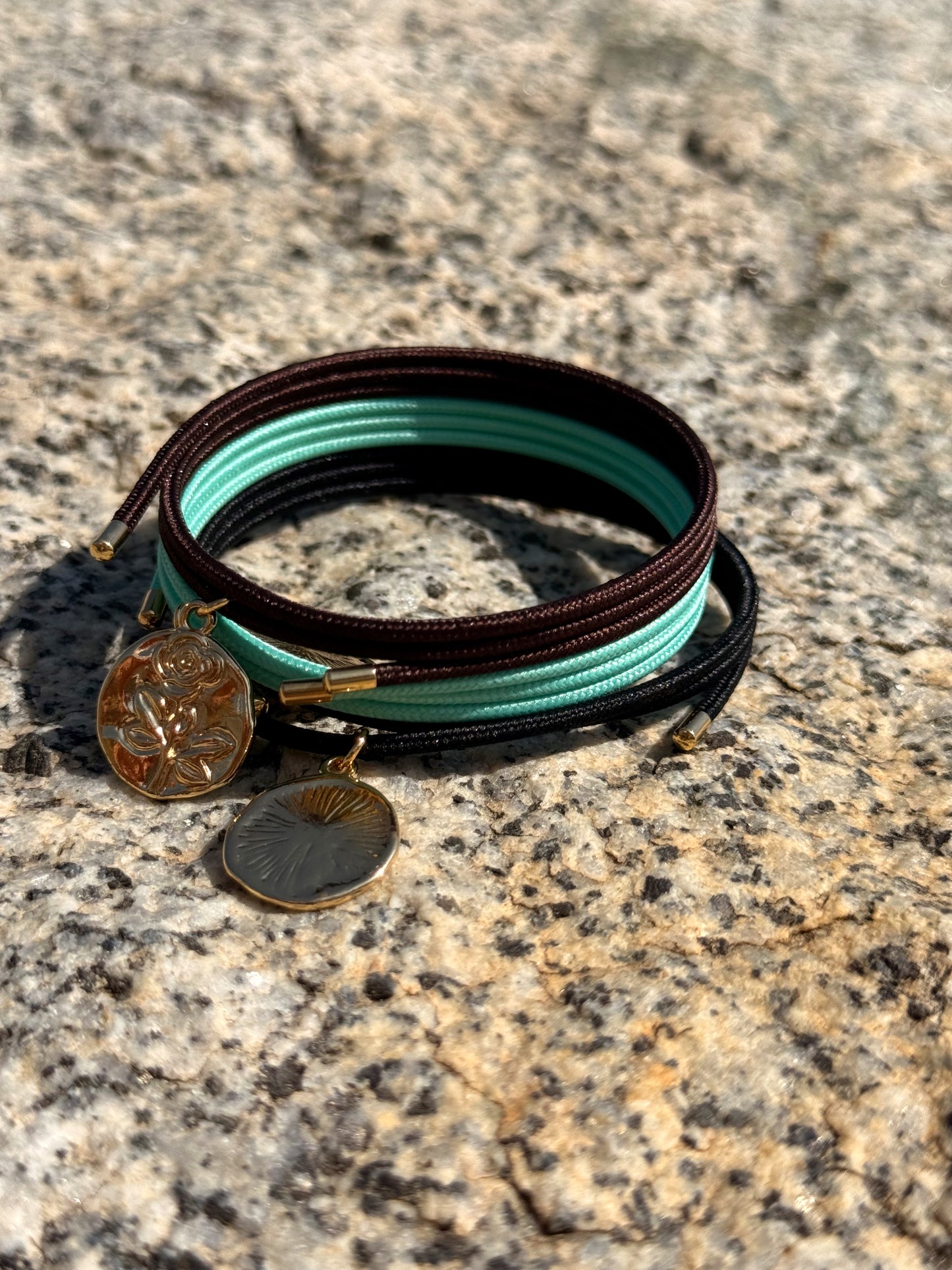 CORDON PULSERA- COLLAR MAGNÉTICO CON MEDALLA MULTICOLOR