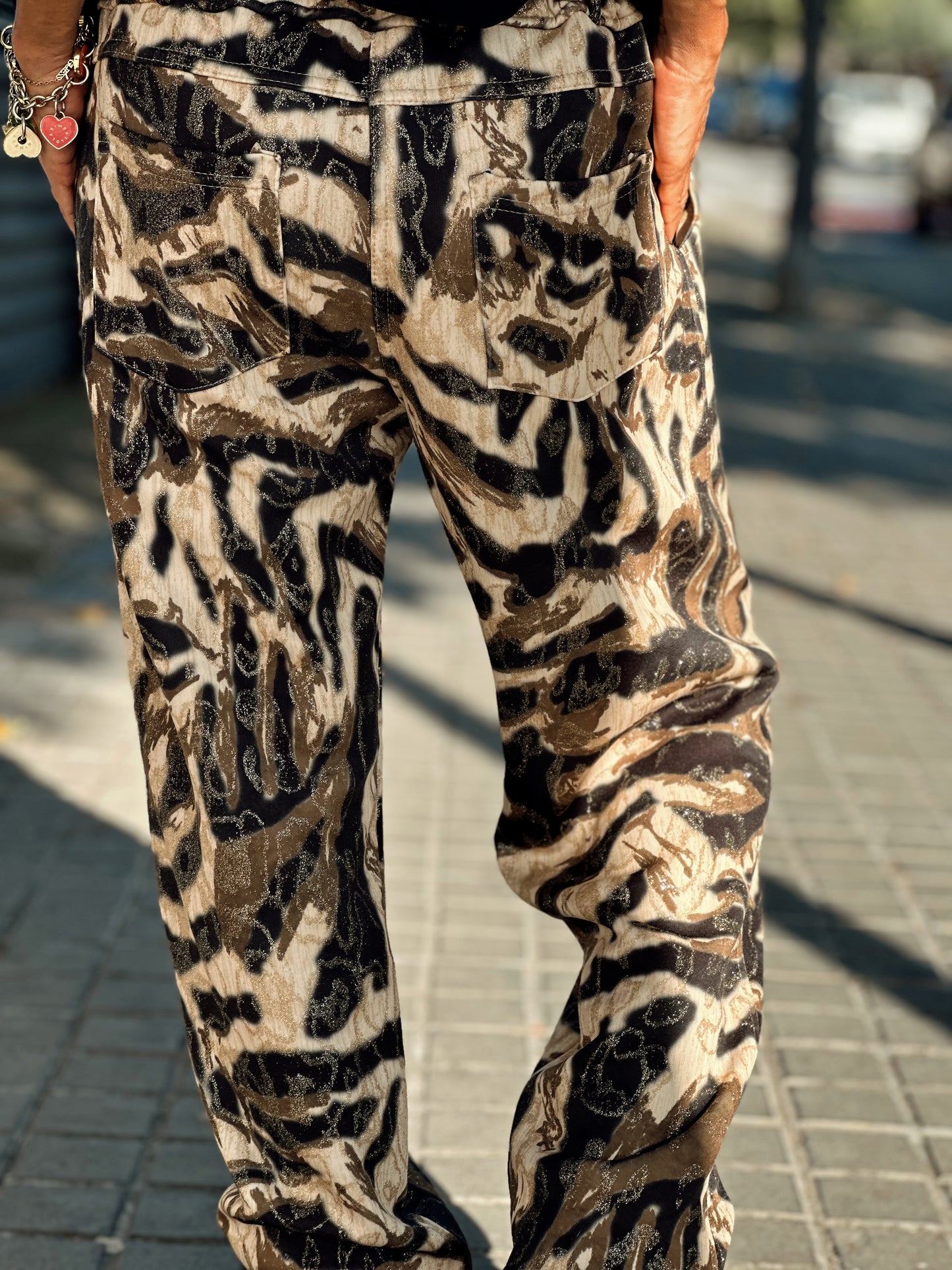 PANTALÓN CON CINTURÓN ESTAMPADO NEGRO