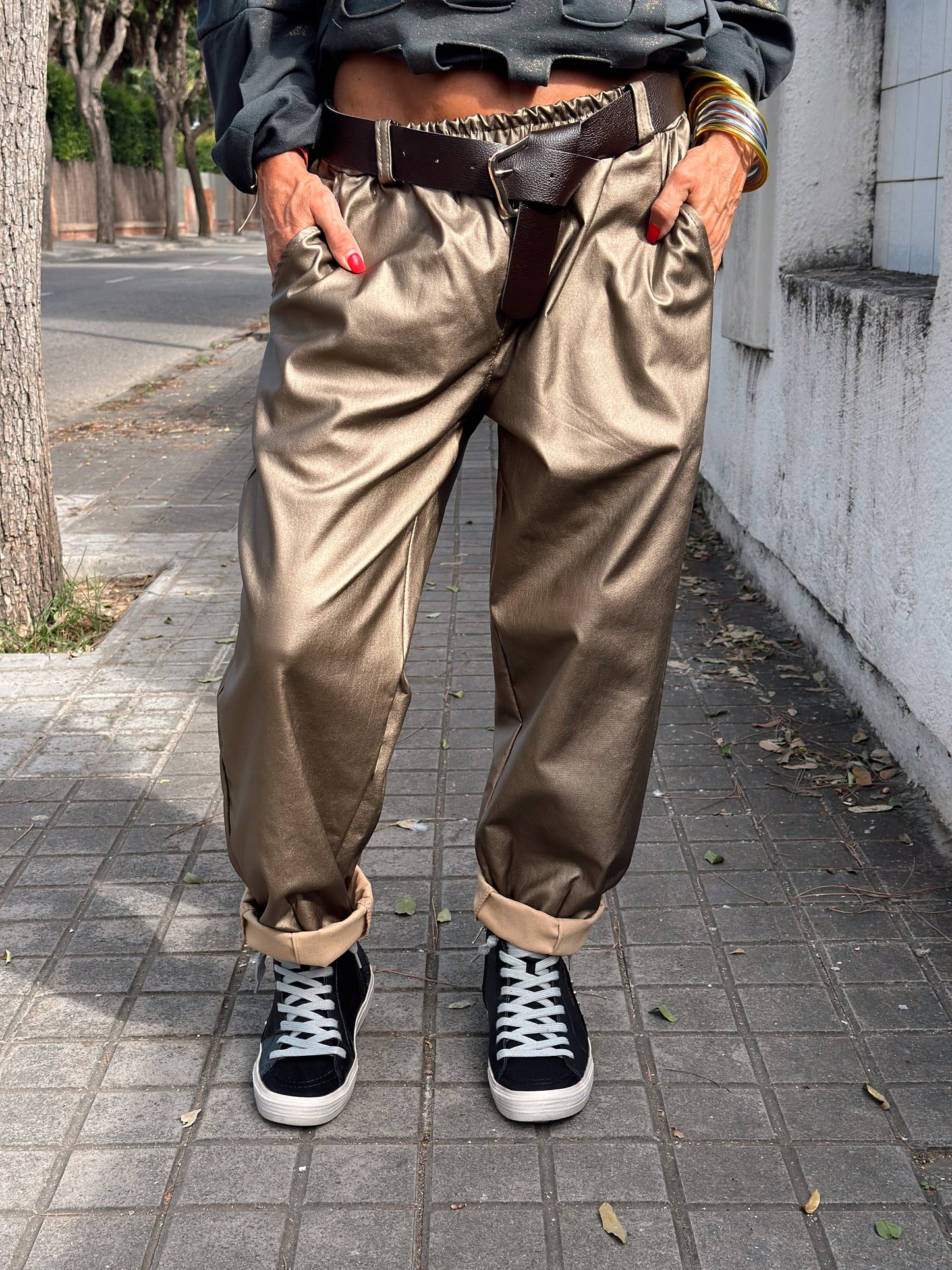 PANTALON BRILLANTE CON CINTURÓN BRONCE