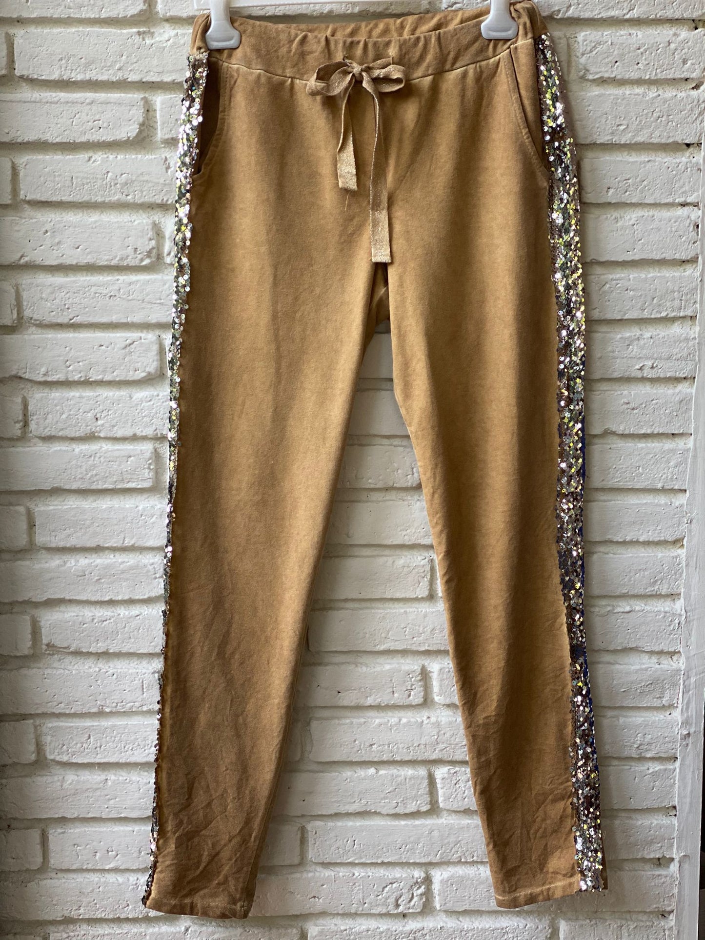 PANTALON CON BANDA BRILLANTE MOSTAZA