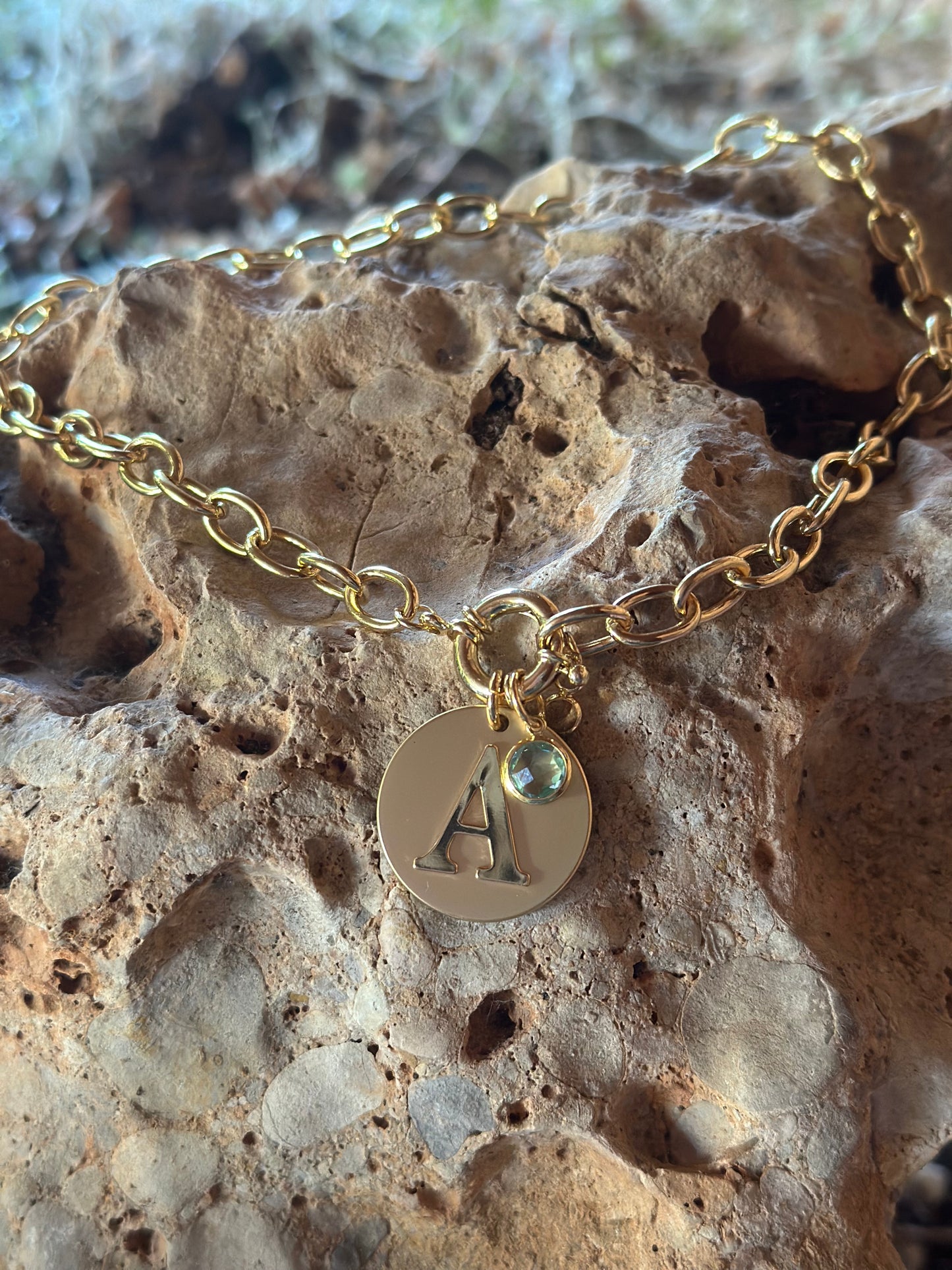 COLLAR CADENA CON LETRA Y BRILLANTE DORADO