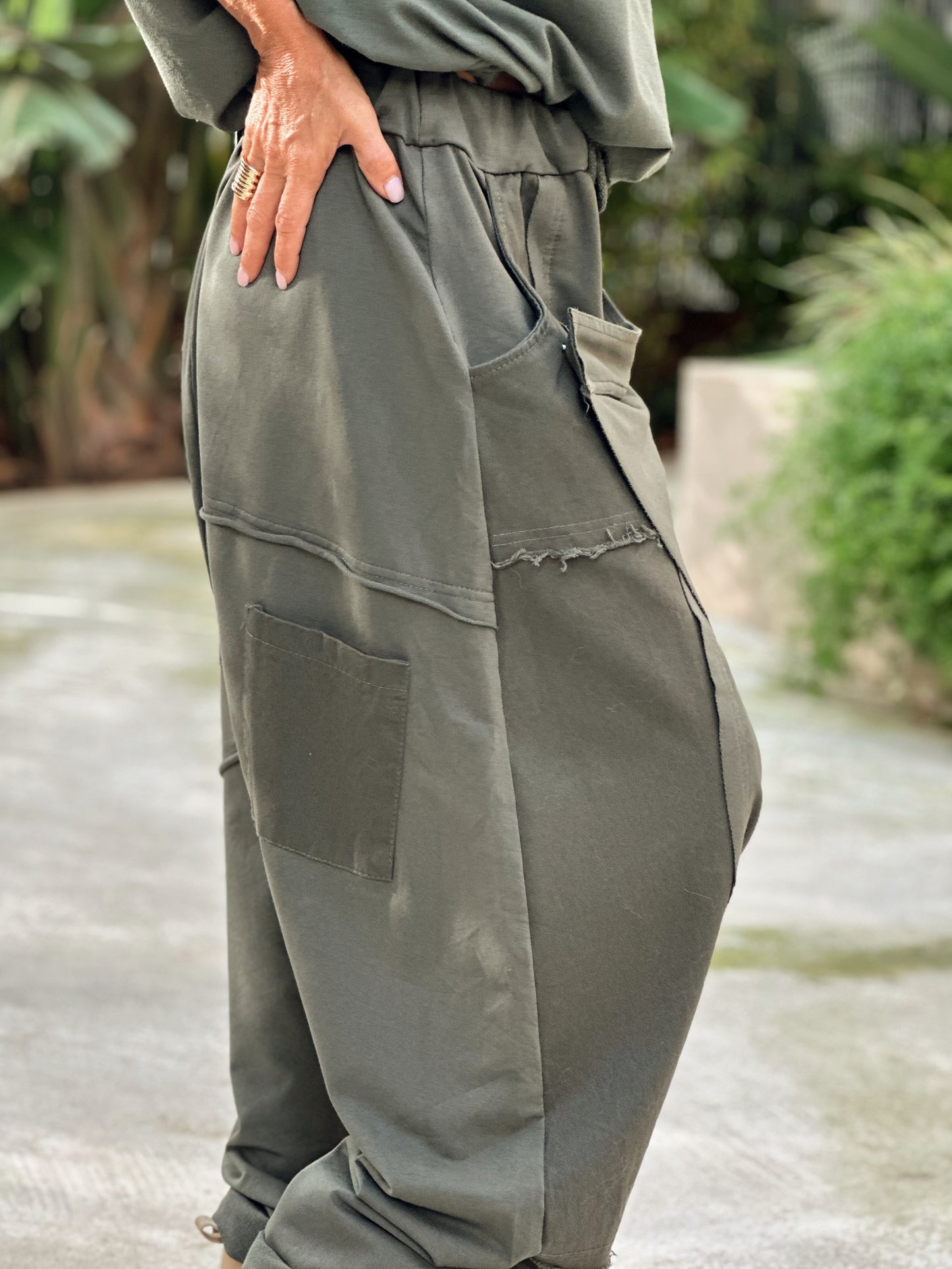 PANTALON OVERSIZE CON BOTONE COUTURE KAKI