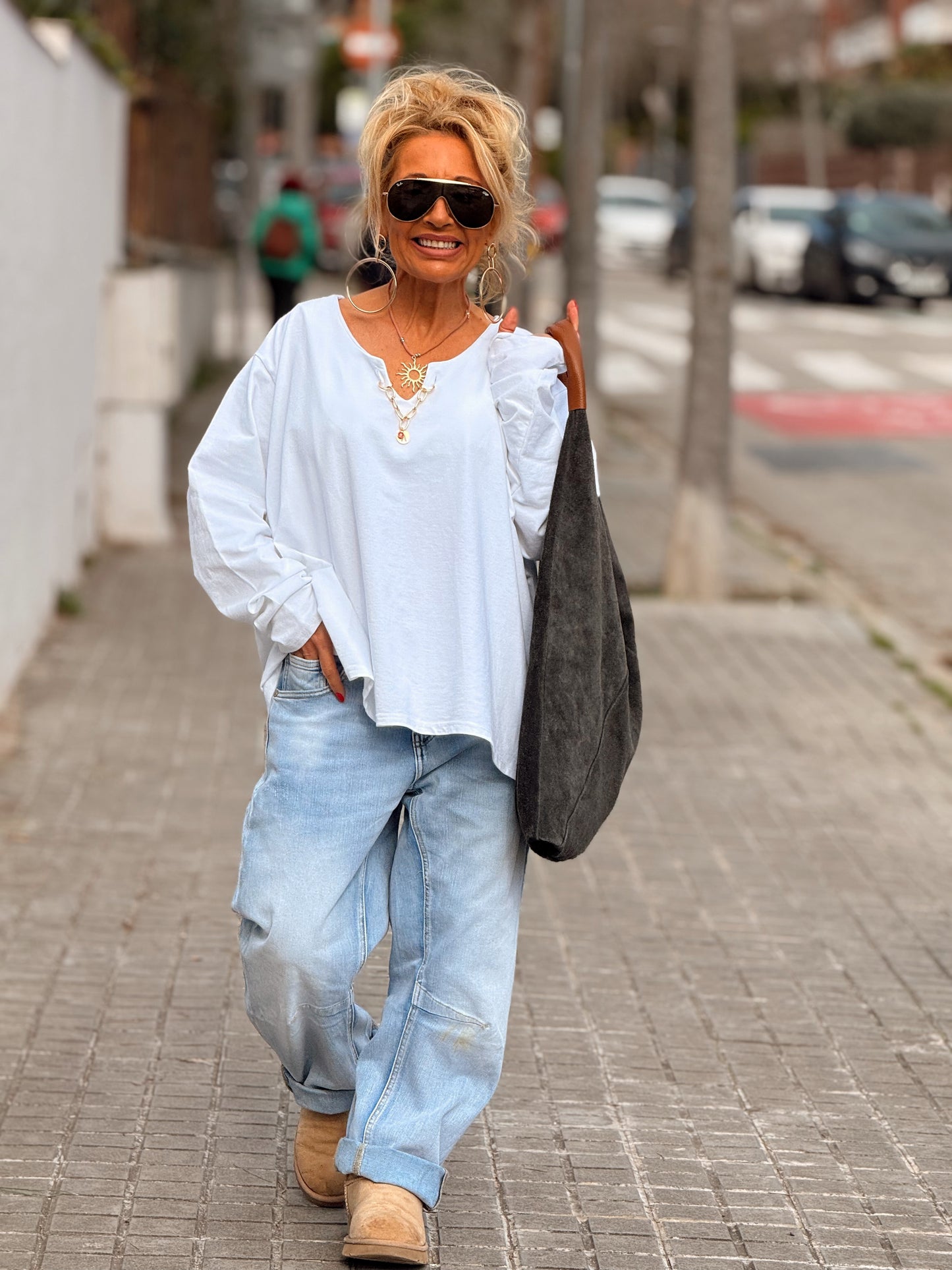 SUDADERA OVERSIZE CON CADENA LETRA CON BRILLANTE BRIGITTE MULTICOLOR