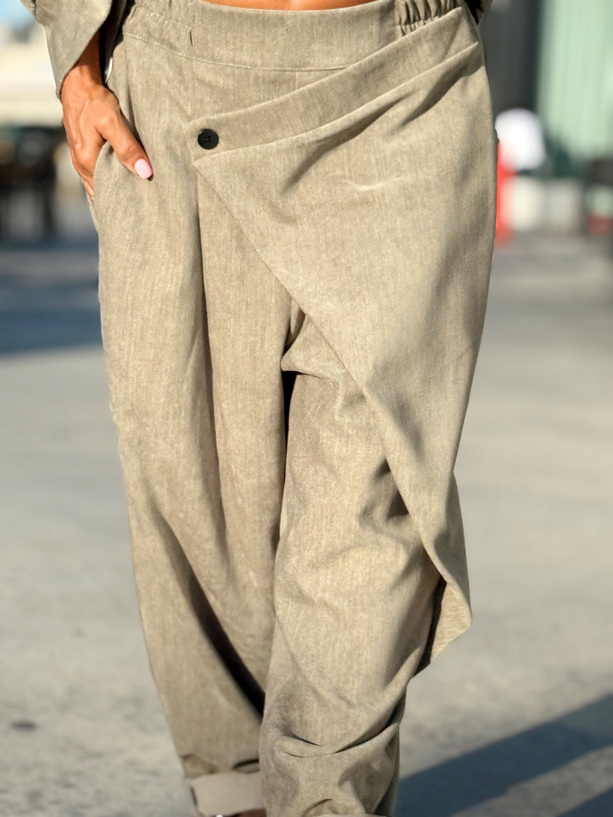 CONJUNTO CHAQUETA ASIMÉTRICA- PANTALON TERCIOPELO TOPO