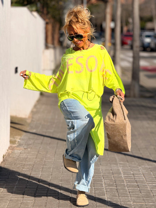 CAMISETA CORTA LETRAS CON AGUJEROS MULTICOLOR