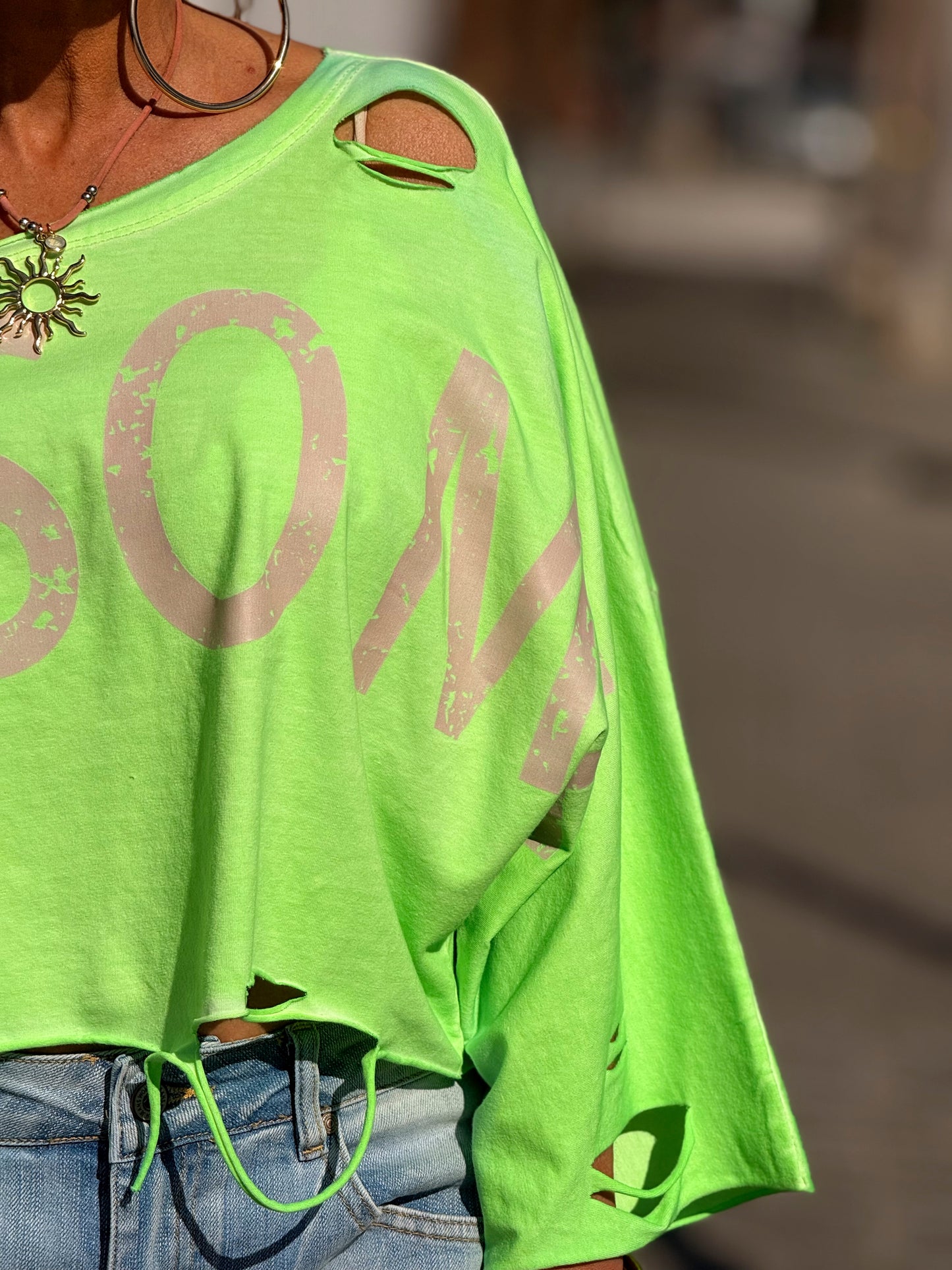 CAMISETA CORTA LETRAS CON AGUJEROS MULTICOLOR