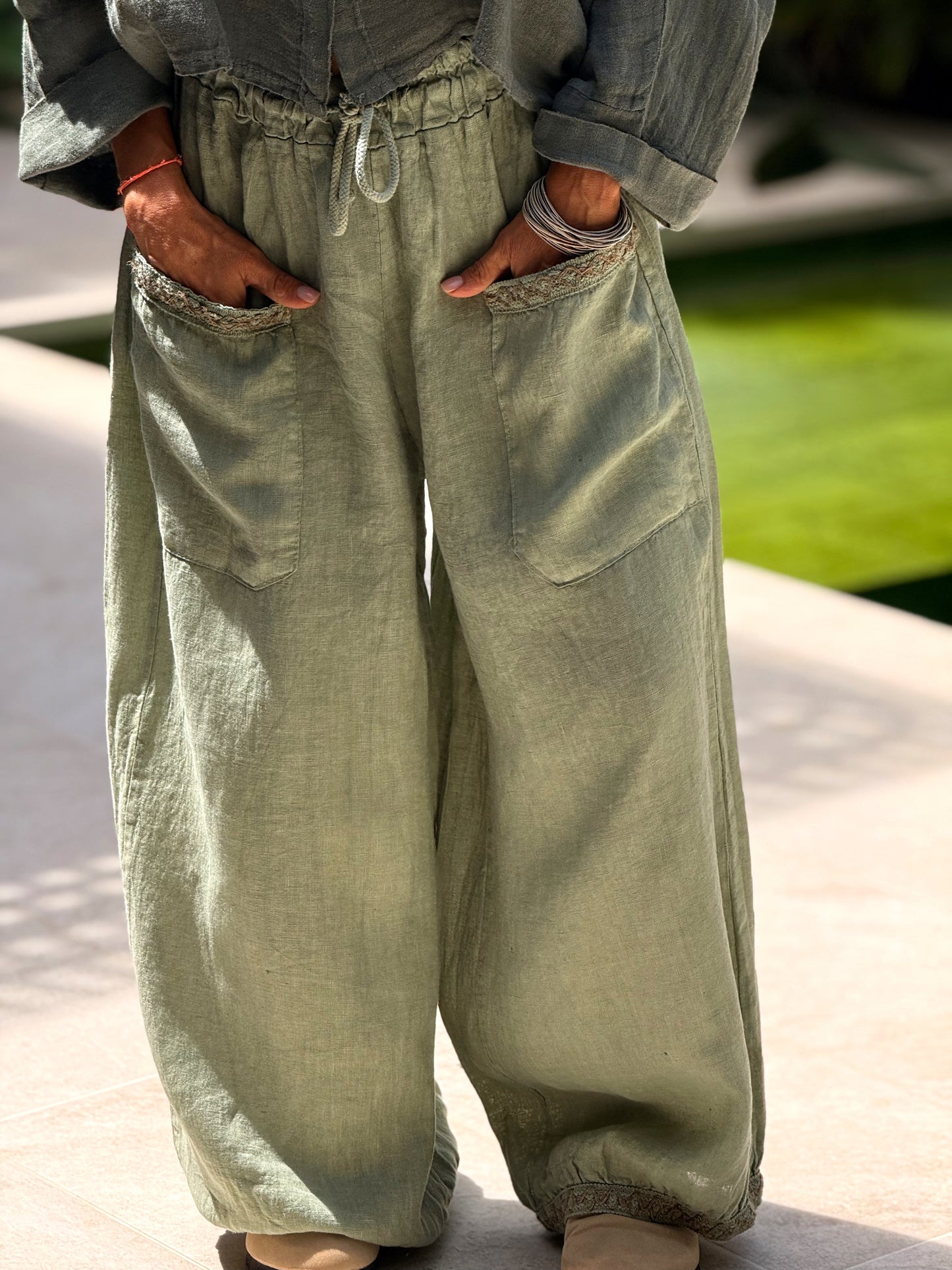 PANTALON OVERSIZE CON ENCAJE MULTICOLOR