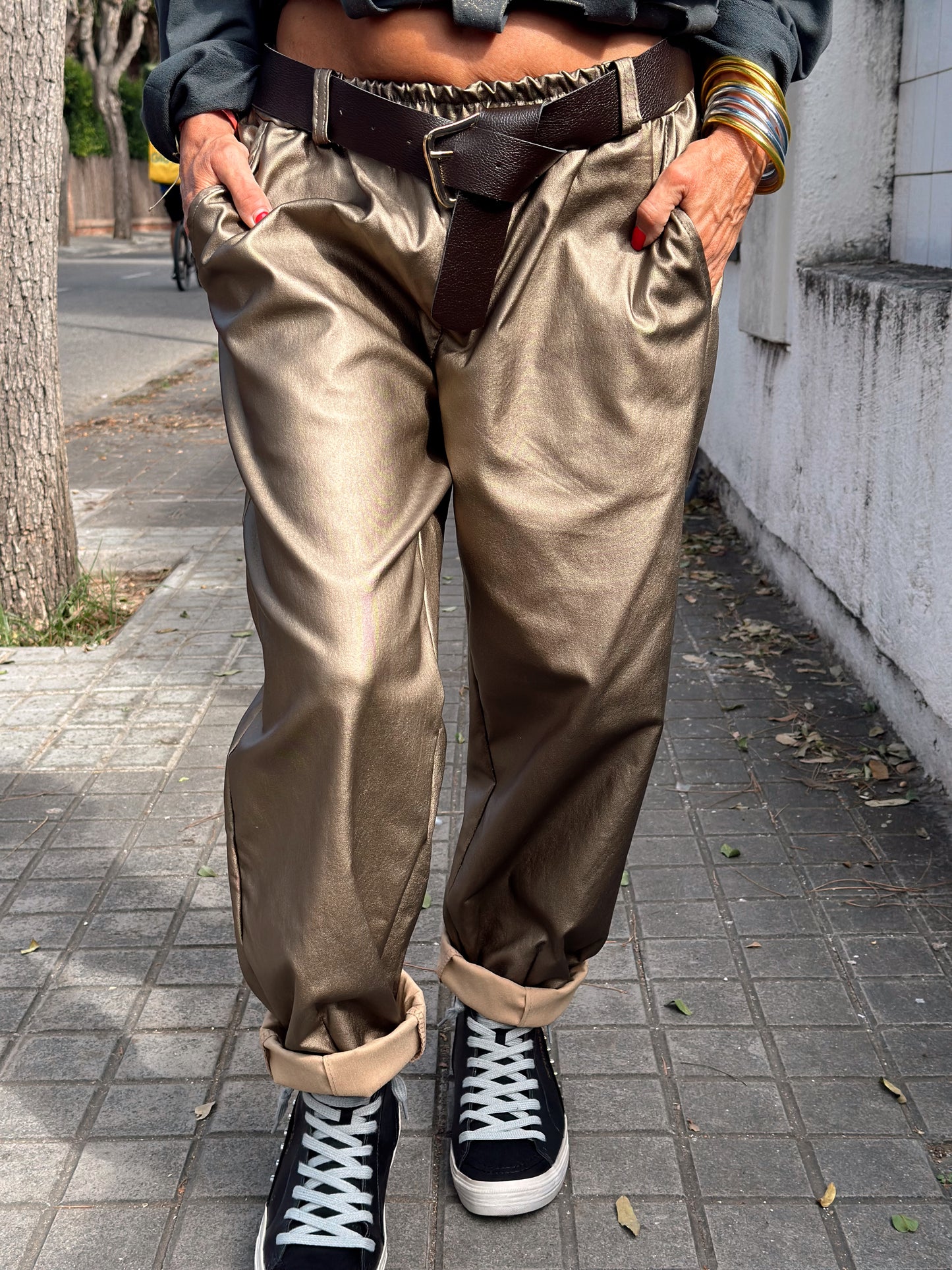 PANTALON BRILLANTE CON CINTURÓN BRONCE