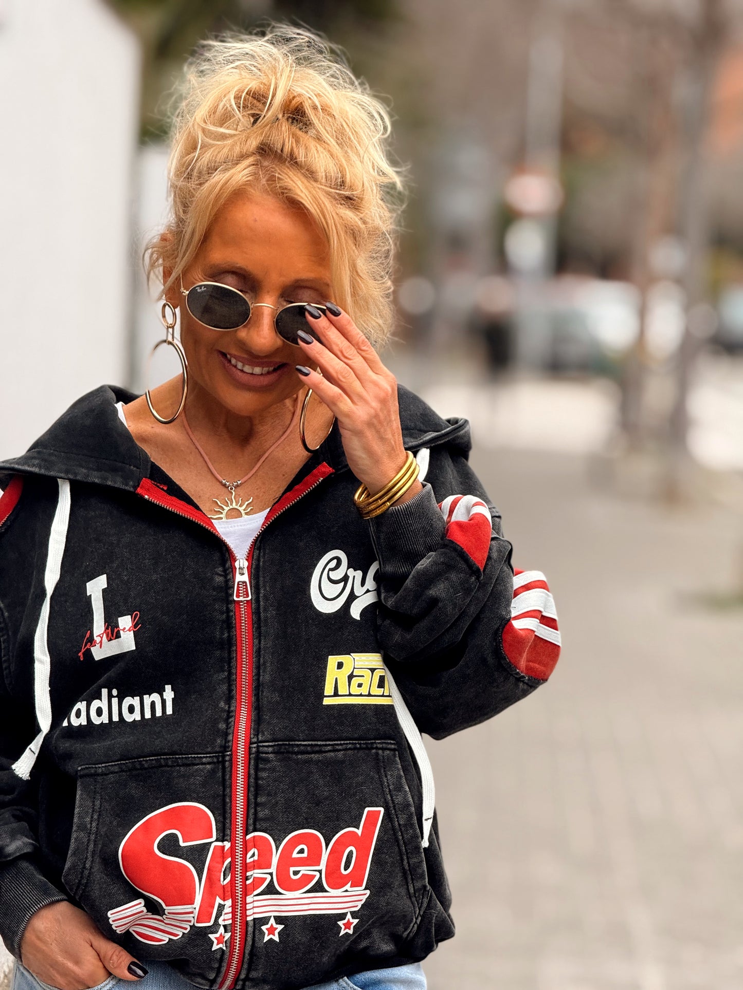 CHAQUETA CON CAPUCHA 78’ GRIS