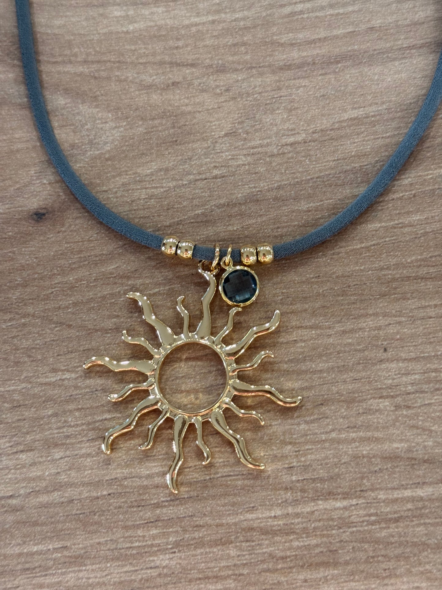 COLLAR SOL ☀️ CON BRILLANTE MULTICOLOR