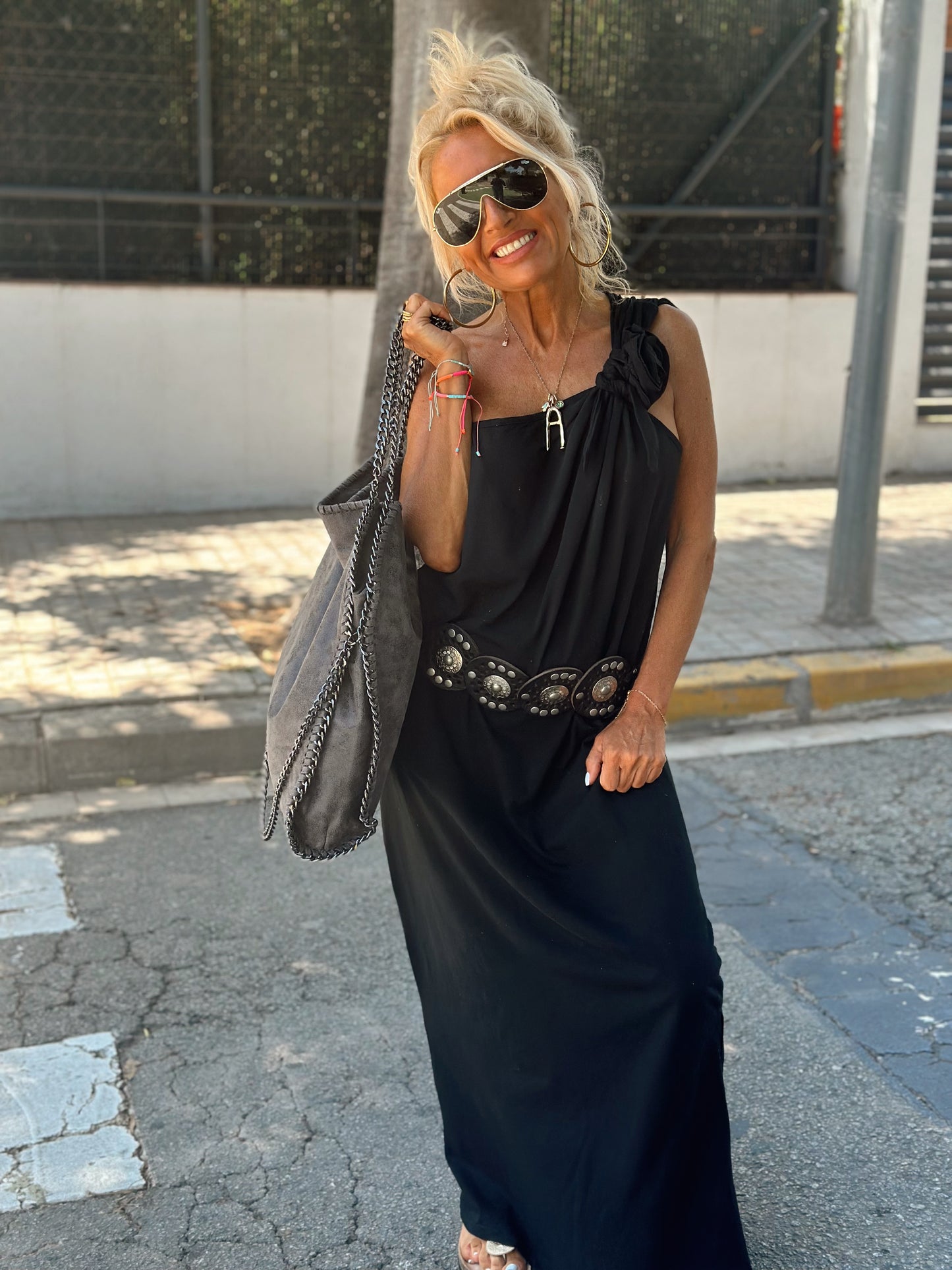 VESTIDO CON FLOR NEGRO