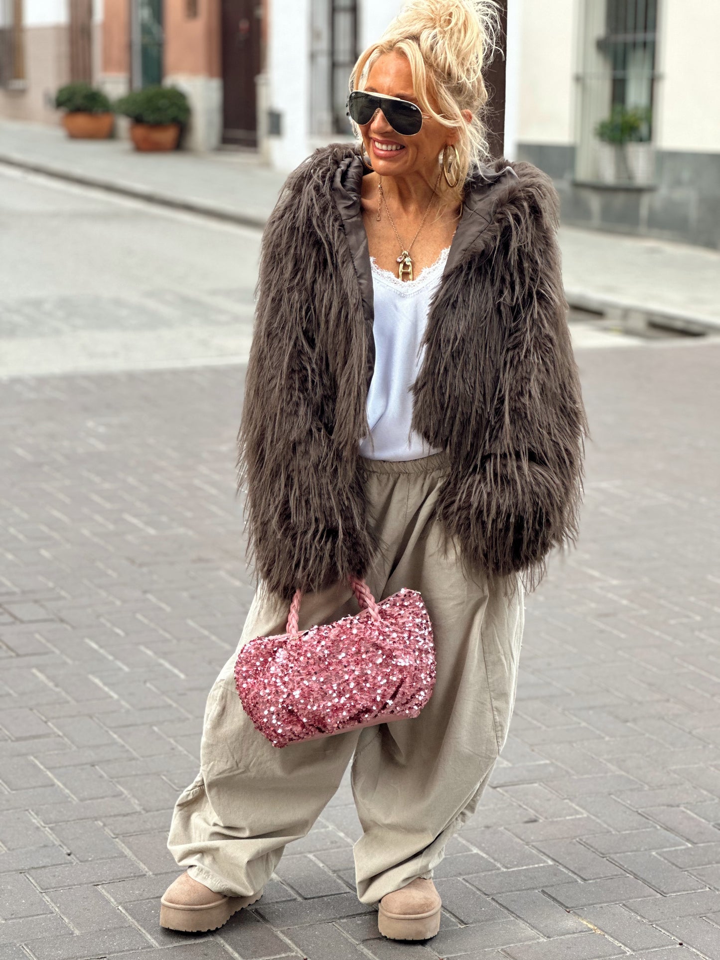 CHAQUETA CORTA  DE PELO SINTÉTICO CON CAPUCHA MARRÓN