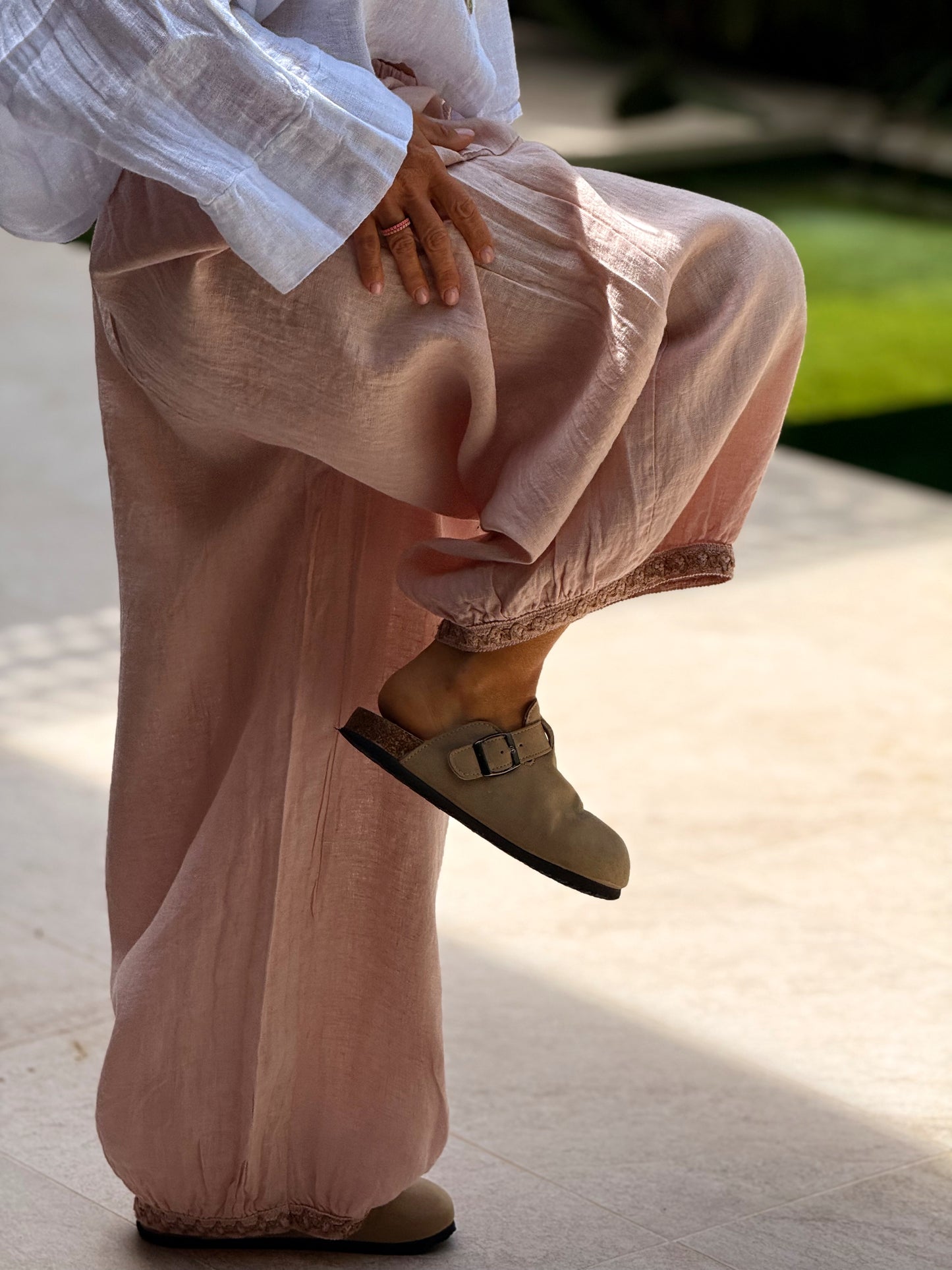 PANTALON OVERSIZE CON ENCAJE MULTICOLOR